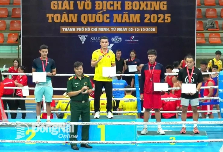 Athlete Vu Thanh Dat (Dong Nai) wins the gold medal in the 63.5kg weight category for men aged 19-40. Photo: Courtesy of the organizer