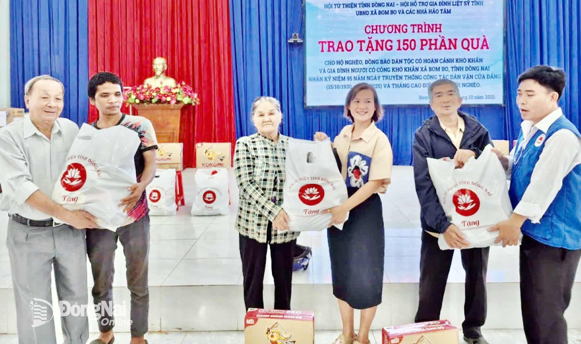 Chairman of the Dong Nai Provincial Association for Supporting Martyrs Families Nguyen Xuan Cuong (far left) and philanthropists give gifts to disadvantaged people and ethnic minorities in Bom Bo commune.