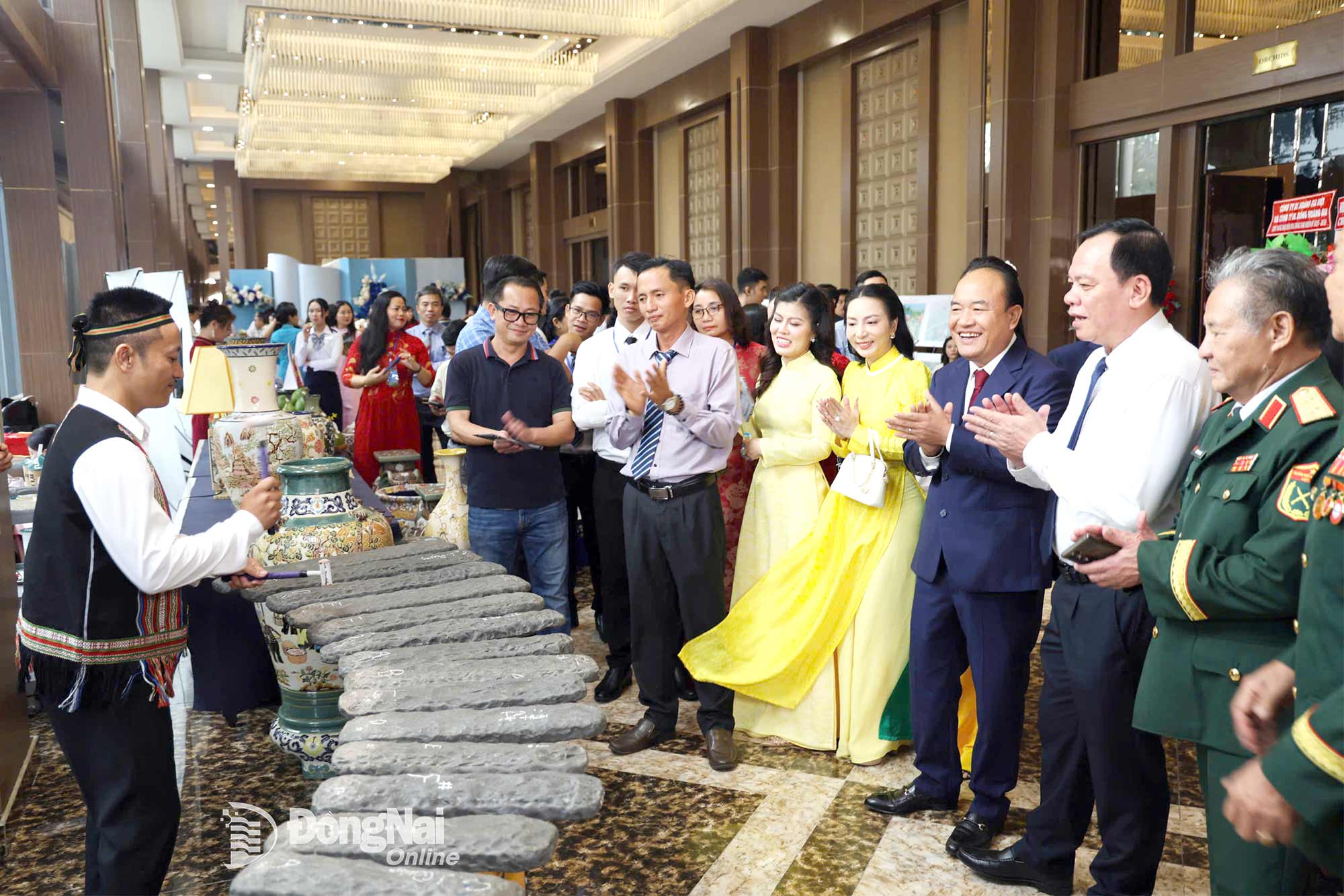 Comrade Vo Tan Duc (second from right), Deputy Secretary of the Provincial Party Committee and Chairman of the Provincial Peoples Committee, and leaders of the Dong Nai Tourism Association, along with delegates, enjoy the sounds of the lithophone at the first Congress of the Dong Nai Tourism Association, 2025-2030 term. Photo: Ngoc Lien