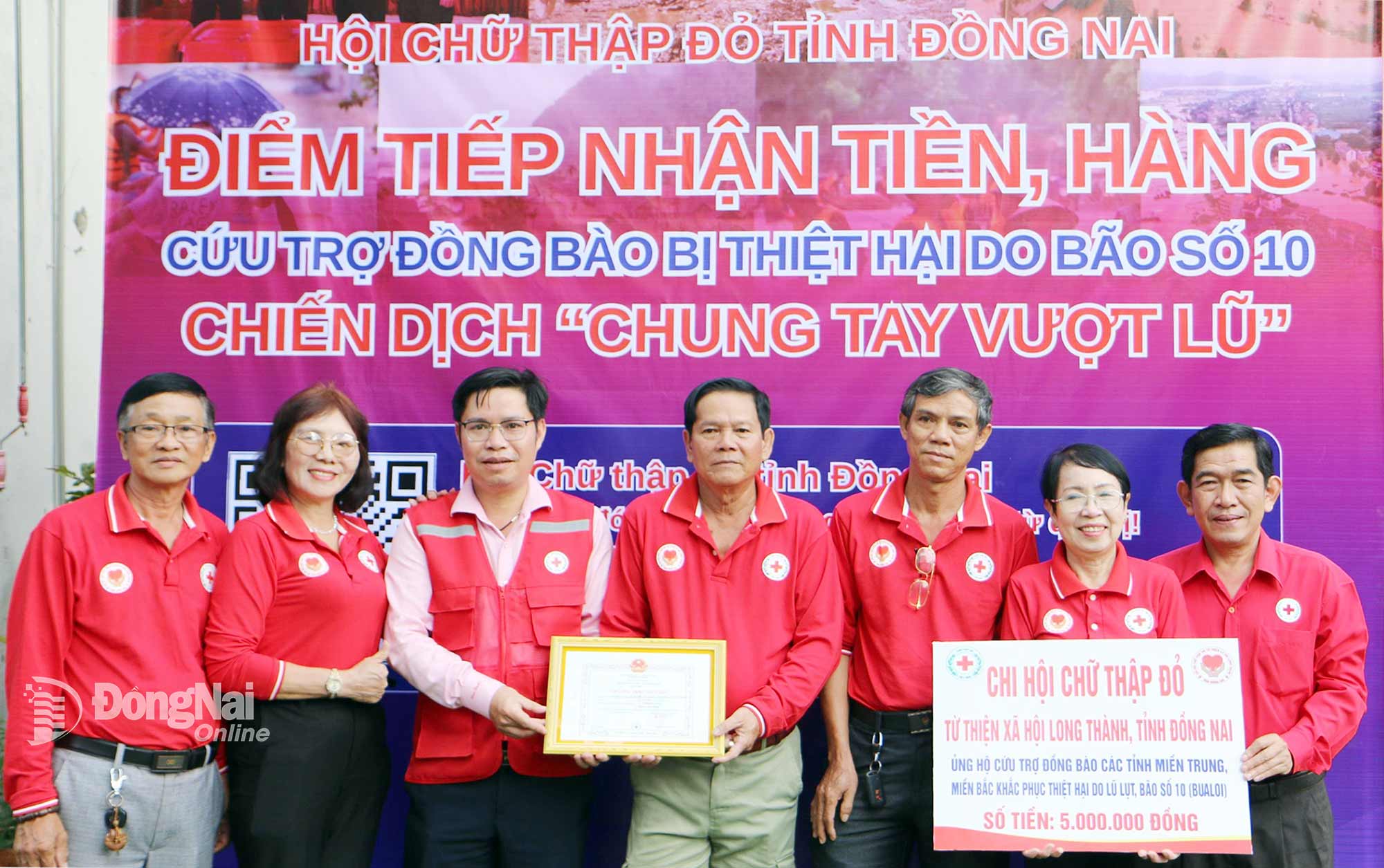 President of the DRCS Nguyen Tan Hung (first, right) receives donations to help residents overcome the consequences of storm No.10. Photo: Van Truyen