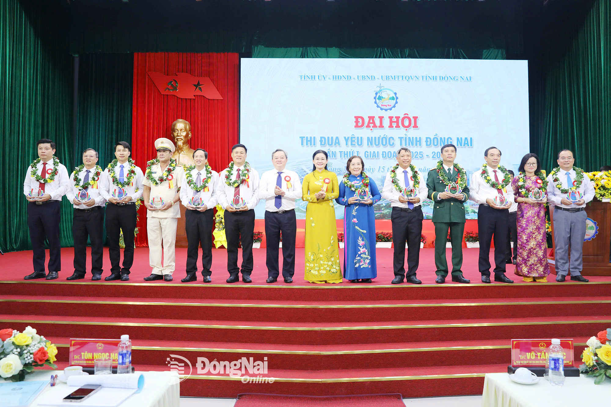 Comrade Ton Ngoc Hanh, Alternate Member of the Party Central Committee, Standing Deputy Secretary of the Provincial Party Committee, Chairwoman of the Dong Nai Provincial Peoples Council, and Member of the Provincial Party Standing Committee, Head of the Provincial Party Committees Internal Affairs Commission Nguyen Minh Hoi present commemorative medals to typical collectives with outstanding achievements in patriotic emulation movements, 2020-2025 period. Photo: Huy Anh