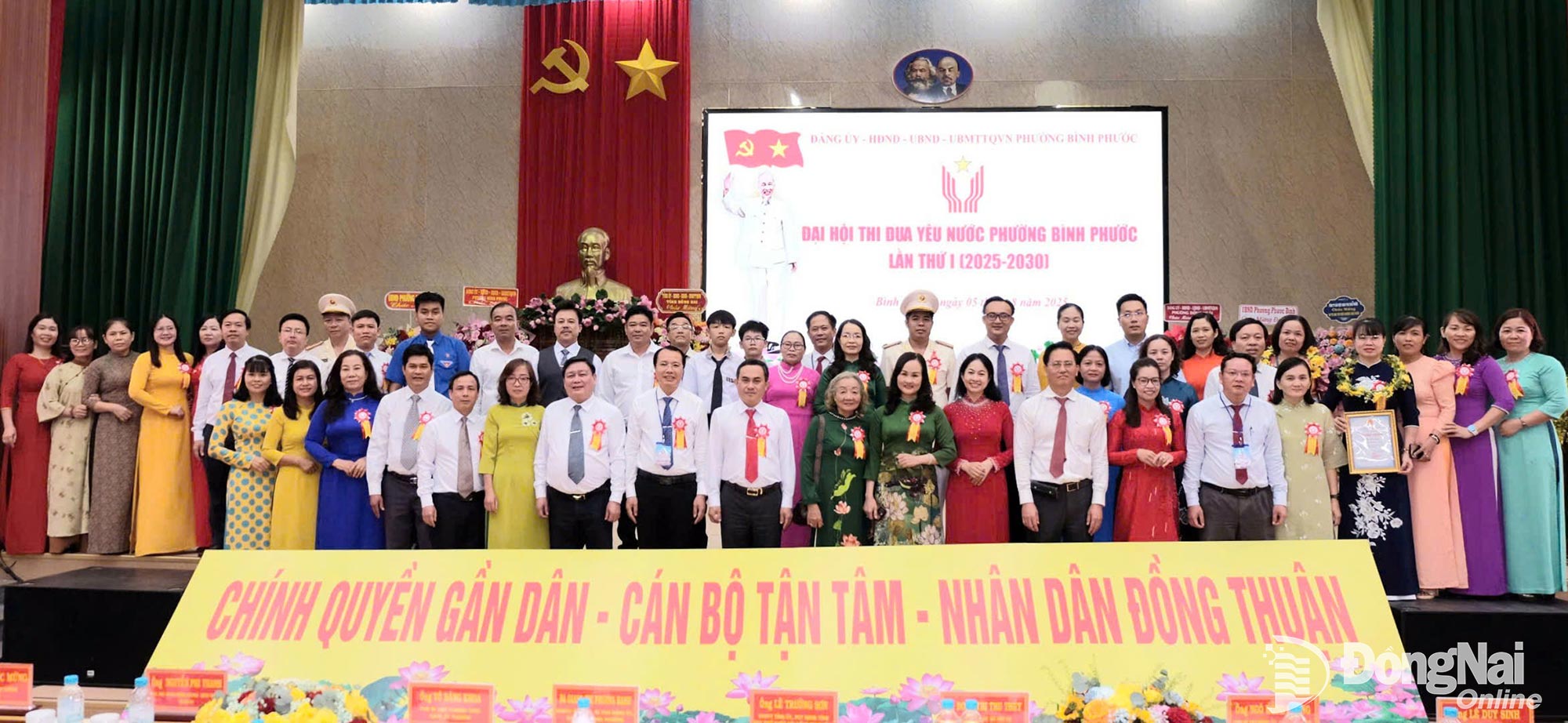 The commendation of exemplary individuals and collectives in patriotic emulation movements has consistently been carried out by Dong Nai’s departments, sectors, communes, and wards.
In the photo: Le Truong Son, Member of the Provincial Party Standing Committee and Vice Chairman of the Dong Nai People’s Committee, poses for a commemorative photo with outstanding individuals honored at the Binh Phuoc Ward Patriotic Emulation Congress, 2025-2030 period. Photo: Thanh Nga.