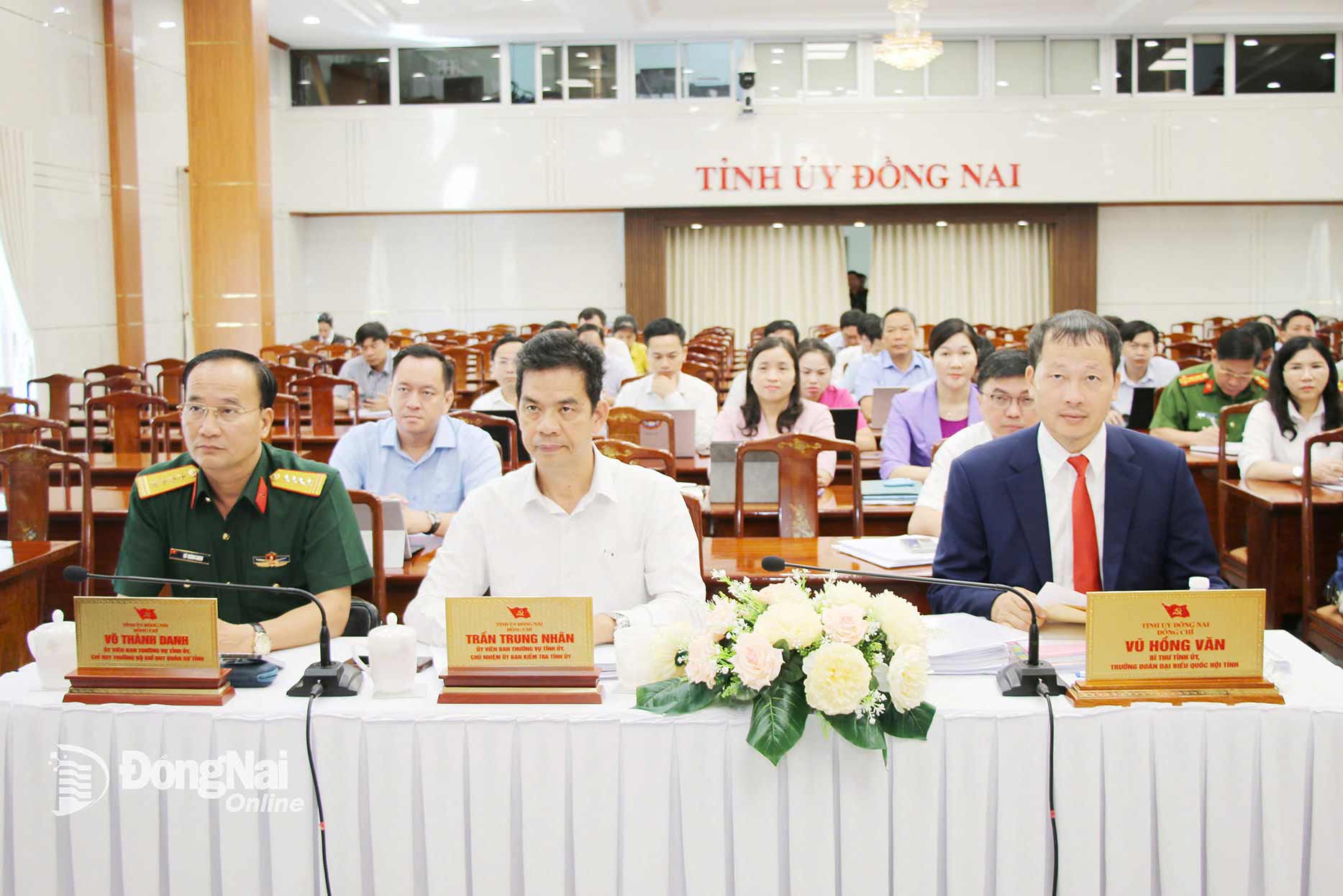 Secretary of the PPC and Head of the Dong Nai NA Delegation Vu Hong Van chairs the meeting at the Dong Nai venue. Photo: Hai Quan