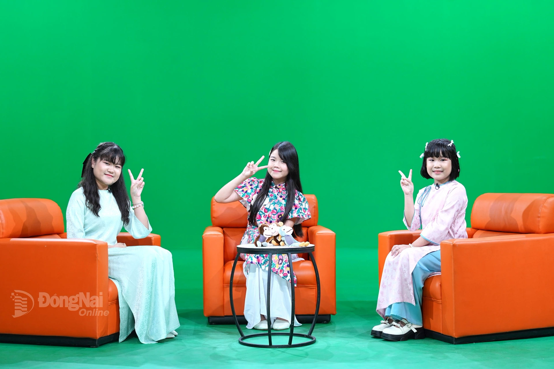 Ca sĩ nhí Minh Vy giao lưu với 2 MC San San, An An trong chương trình “Vườn hoa âm nhạc tuổi thơ” tại phim trường S5 của Báo và Phát thanh, Truyền hình Đồng Nai. Ảnh: Xuân Phú