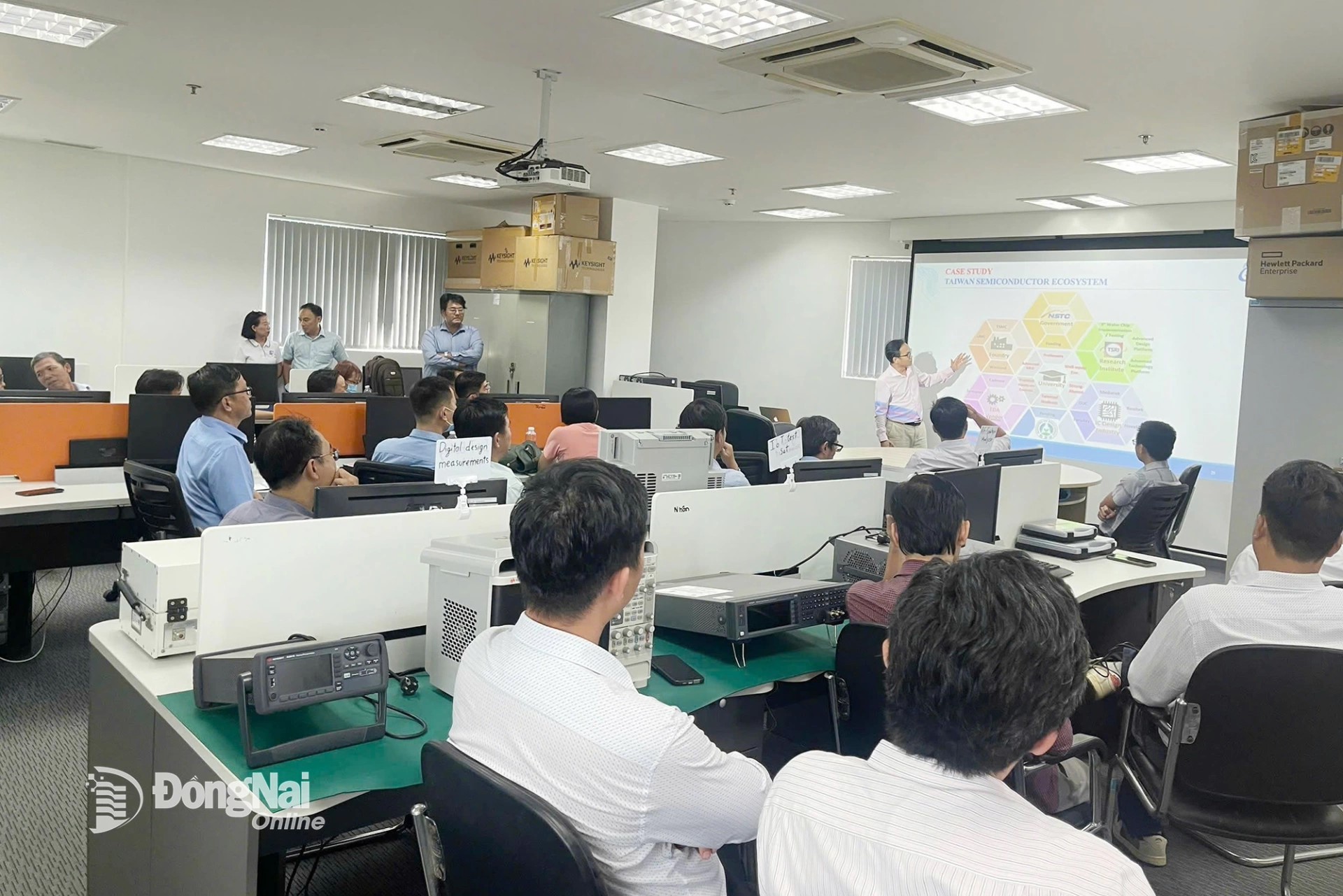 In May 2025, scientists and lecturers from Dong Nai participated in a training course on semiconductor chip knowledge, jointly organized by the Dong Nai Department of Science and Technology and the Institute for Leadership Development (Vietnam National University, Ho Chi Minh City). Photo courtesy of contributor