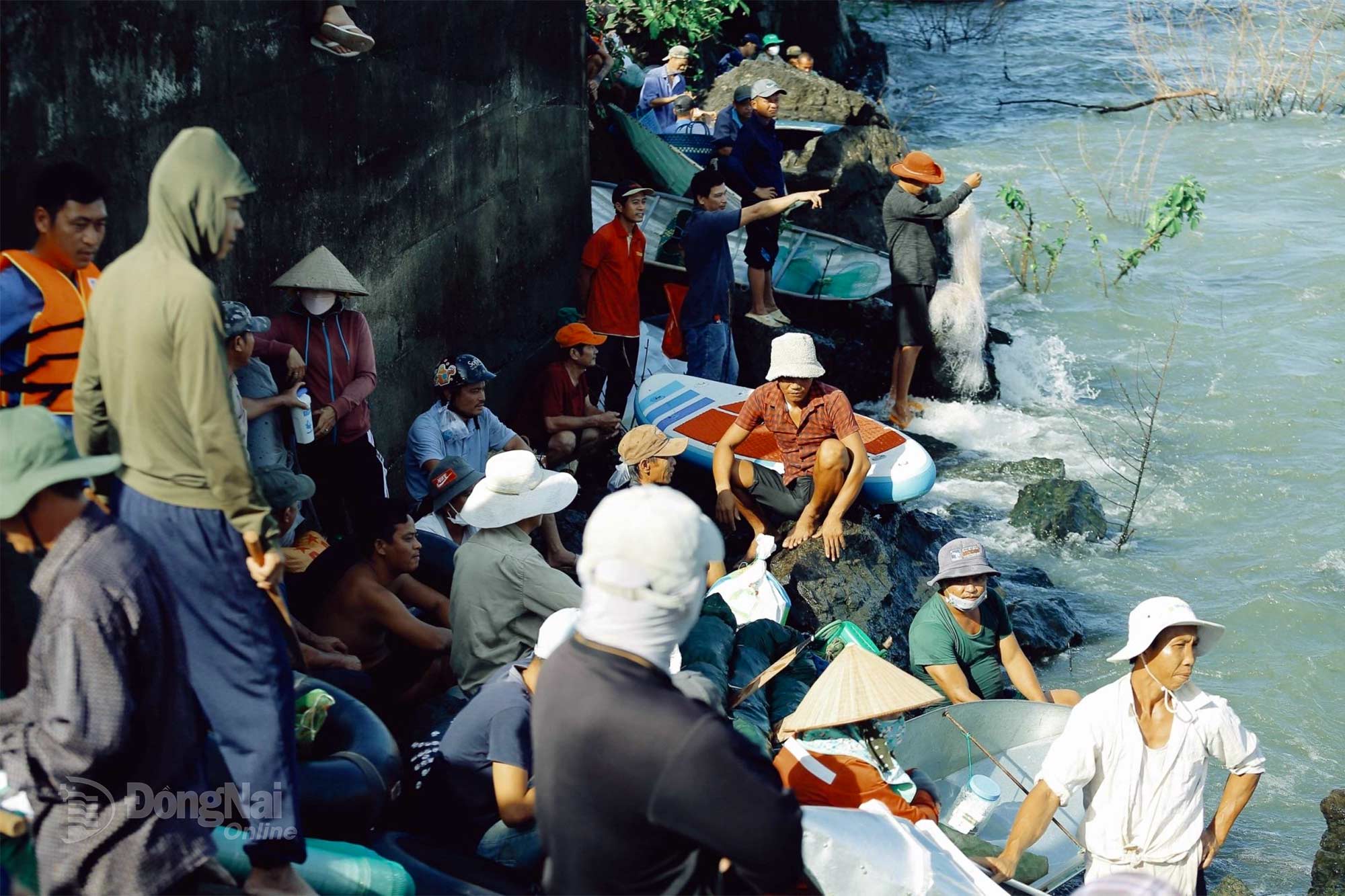 Before the hydropower plant closes its spillway, residents have already arrived and waited since early morning. Photo: Thuy Tien