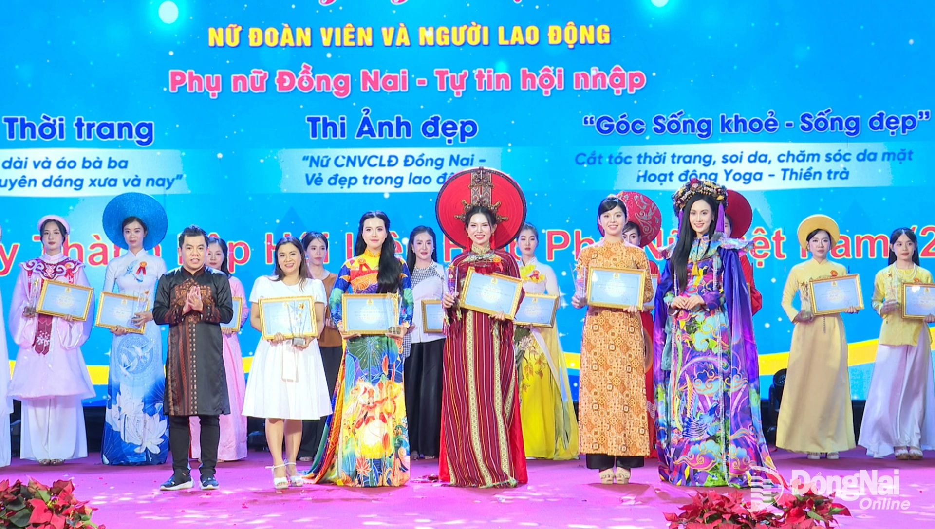 Ban tổ chức trao giải cho các đội đoạt giải Hội thi Áo dài, áo bà ba. Ảnh: Đặng Hùng