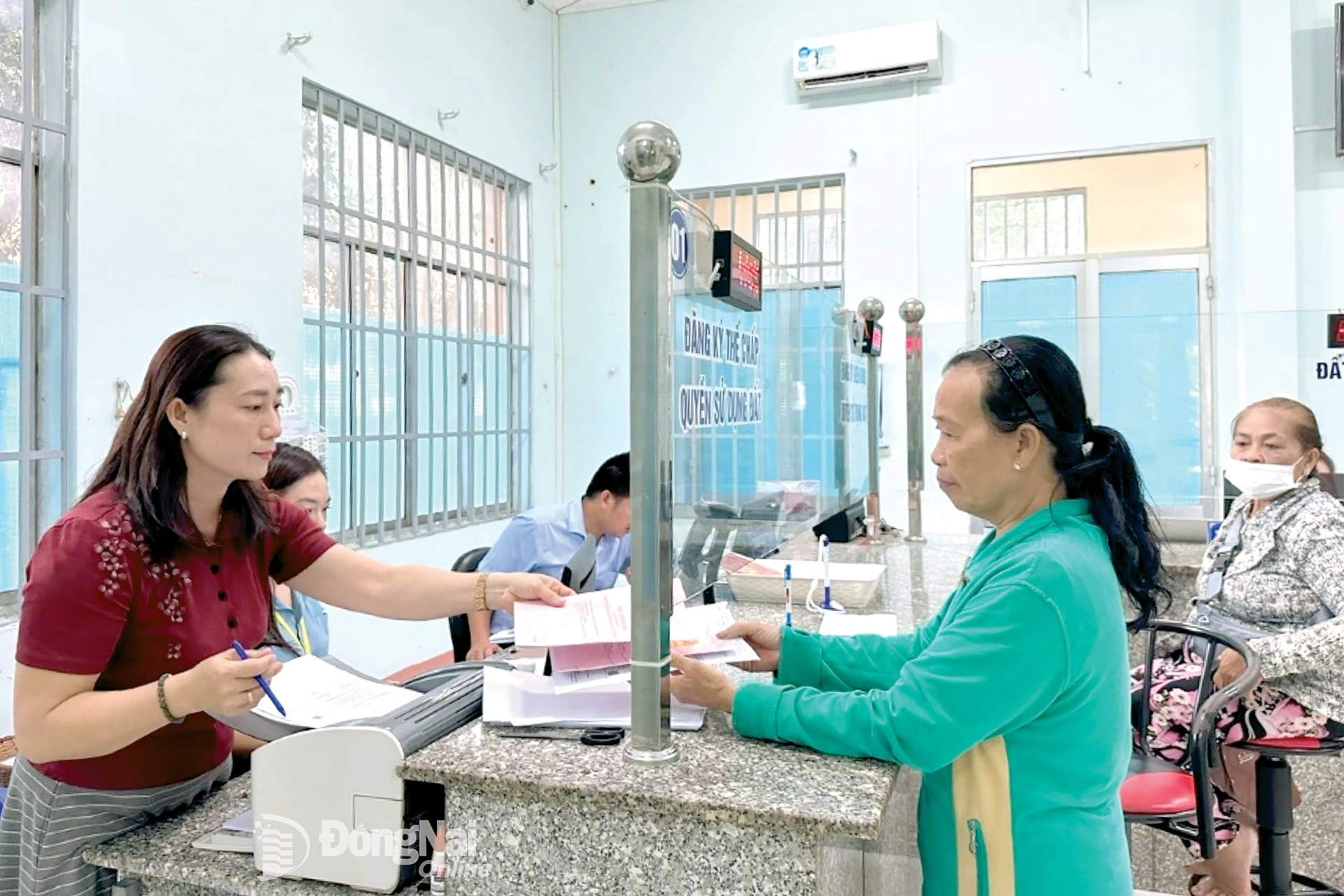A resident receives guidance while completing administrative procedures at the Thien Hung Commune Public Administration Service Center. Photo: Thanh Nga
