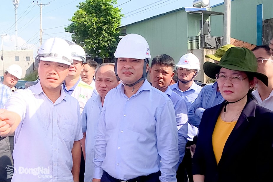 Alternate Member of the Party Central Committee, Standing Deputy Secretary of the Provincial Party Committee, Chairwoman of the Peoples Council of Dong Nai province Ton Ngoc Hanh and provincial leaders conducted a field inspection of key projects on the morning of October 22. Photo: Duy Tan
