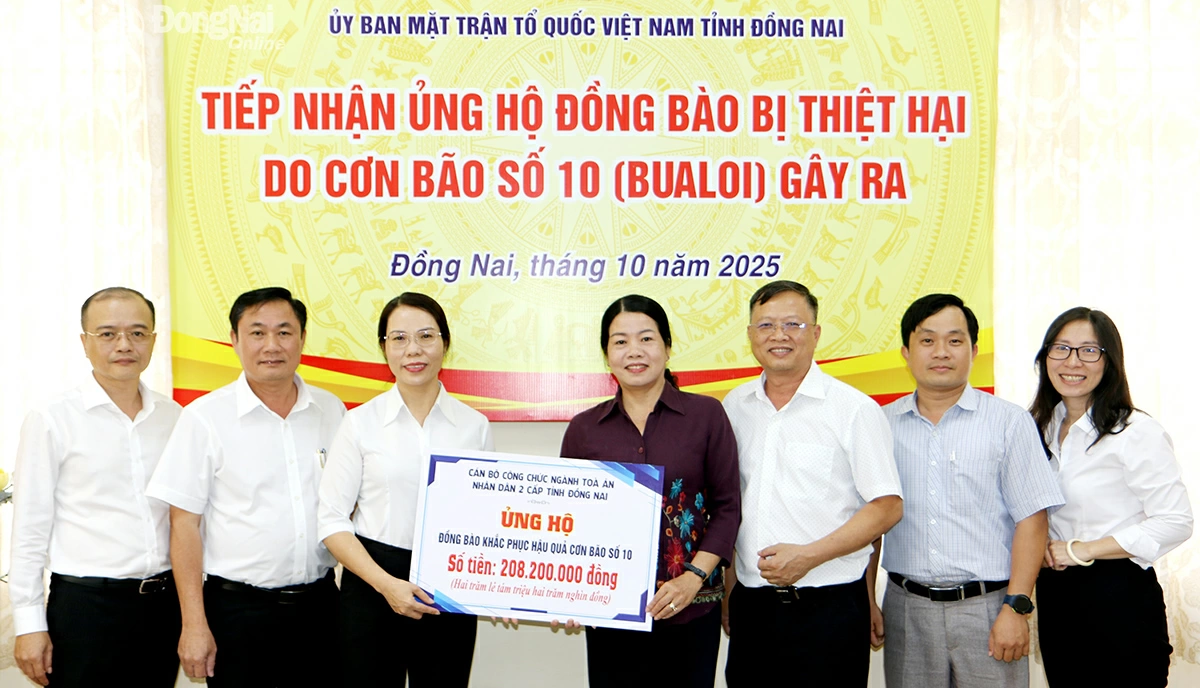 Vice Chairwoman of the Provincial VFF Luu Thi Ha receives a symbolic donation worth over VND 208 million from officials and civil servants of the two-level People’s Court system in Dong Nai to support residents affected by natural disasters. Photo: Van Truyen.