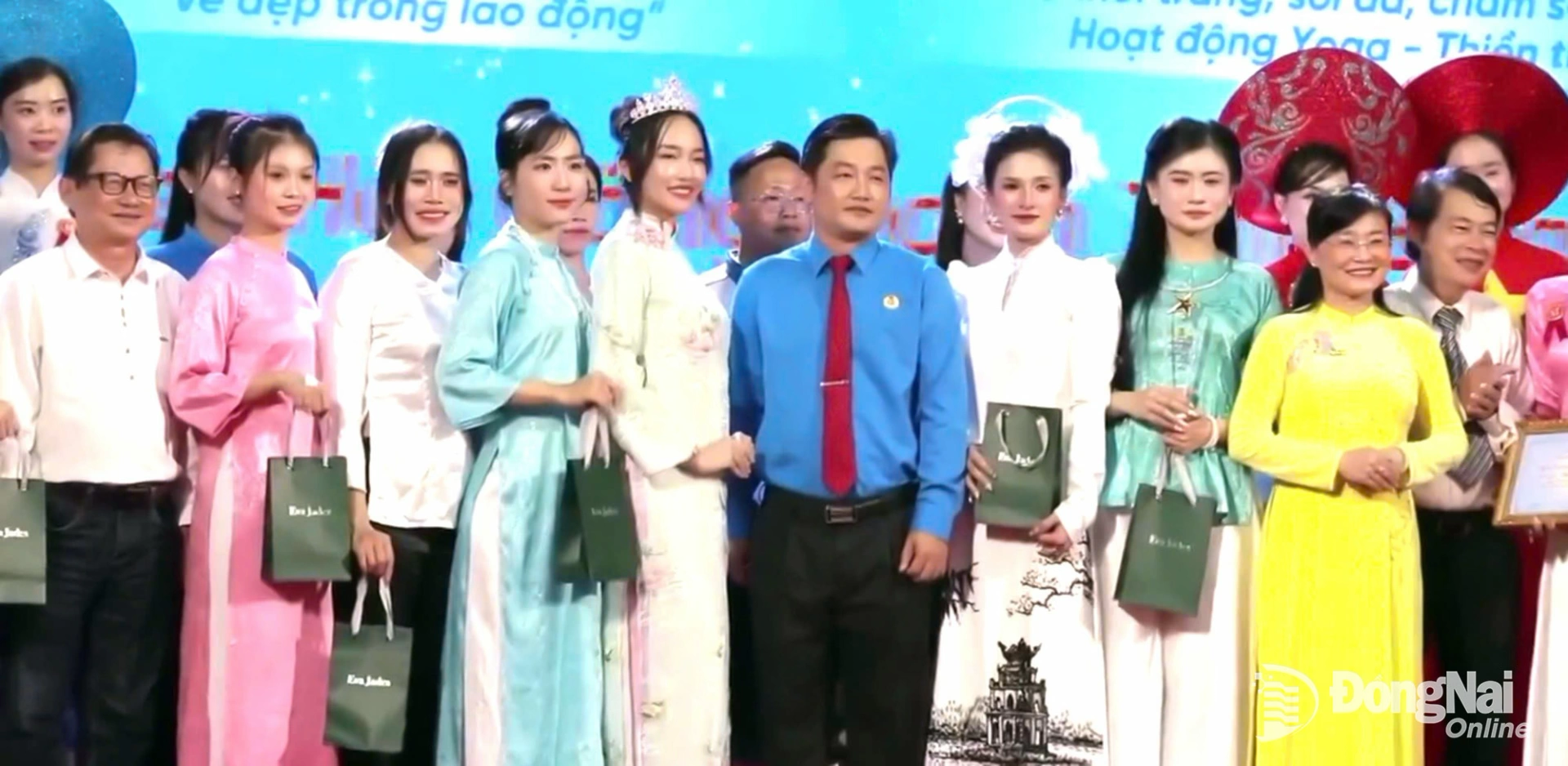 Ban tổ chức trao giải nhất cho Công đoàn Công ty TNHH Changshin Việt Nam. Ảnh: CĐCC