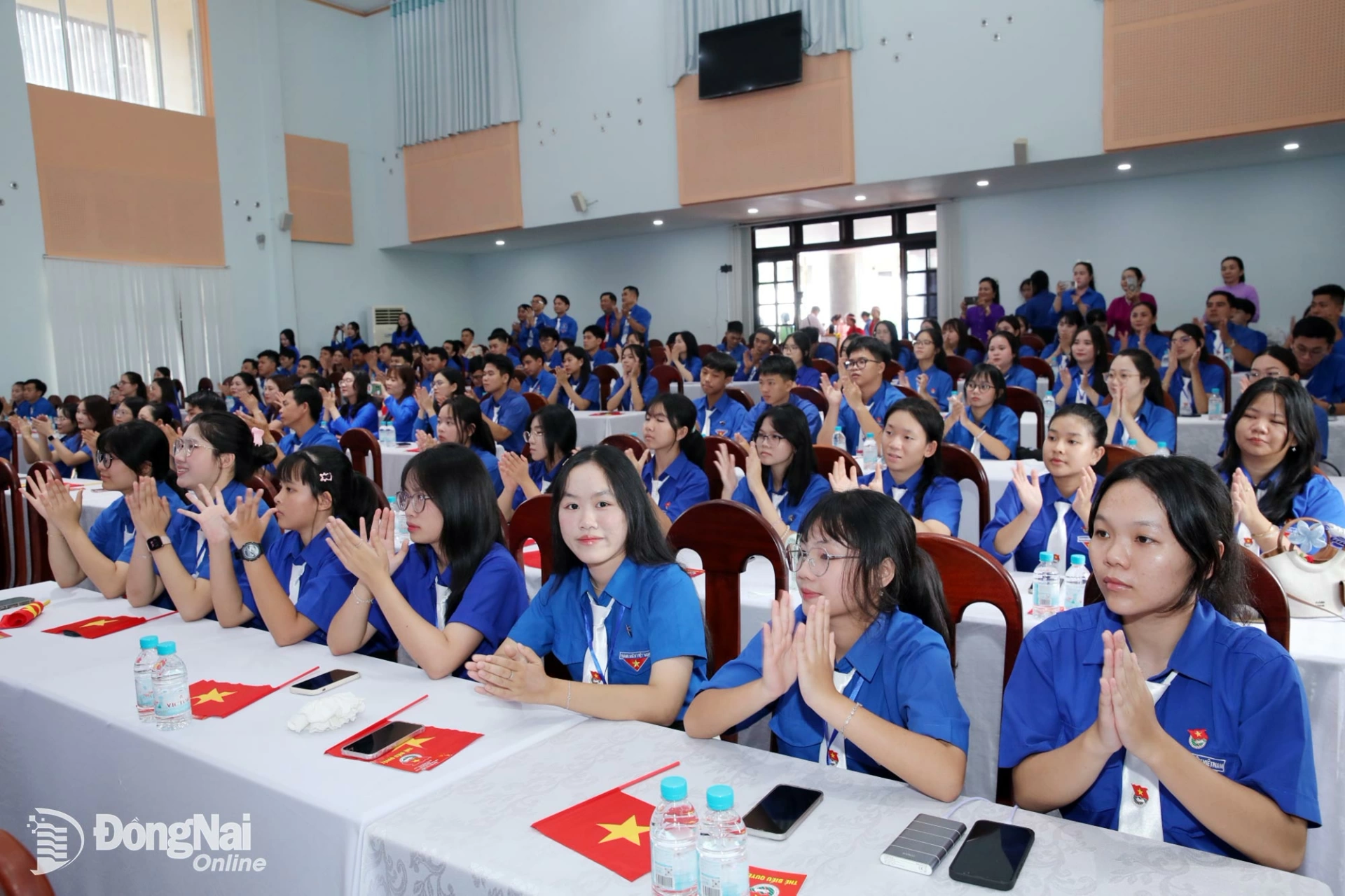 Leaders of the Dong Nai provincial Youth Union, leaders of Dong Xoai ward and a large number of youth delegates attend the Congress. Photo: Truong Hien