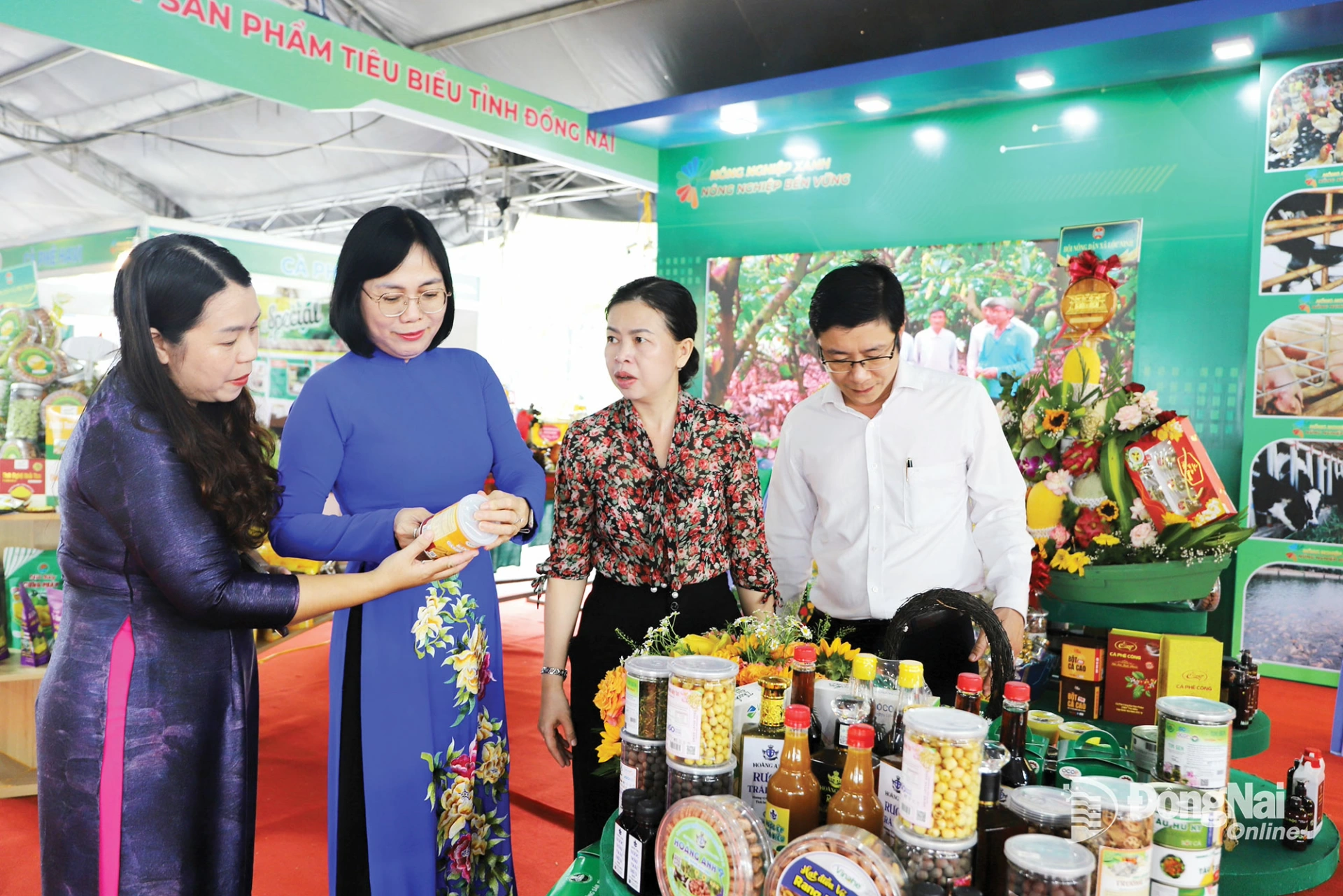 Tỉnh ủy viên, Phó Chủ tịch UBND tỉnh Nguyễn Thị Hoàng (thứ 2 từ trái qua) tham quan gian hàng trưng bày sản phẩm tiêu biểu tại Triển lãm Thành tựu nông nghiệp tỉnh Đồng Nai. Ảnh: Bình Nguyên