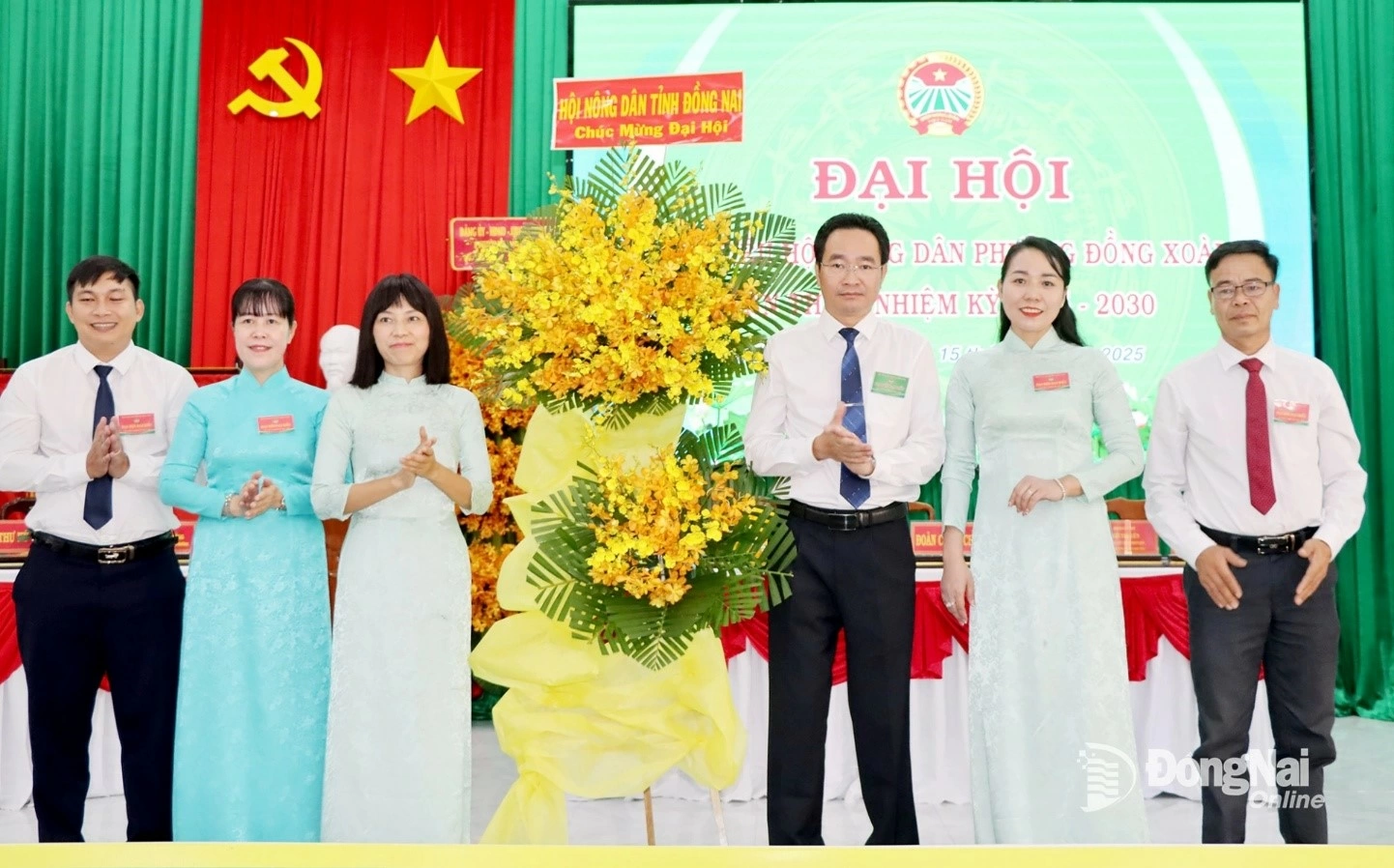 Leaders of the Dong Nai Provincial Farmers’ Union present a flower arrangement to congratulate the congress. Photo: Tran Canh
