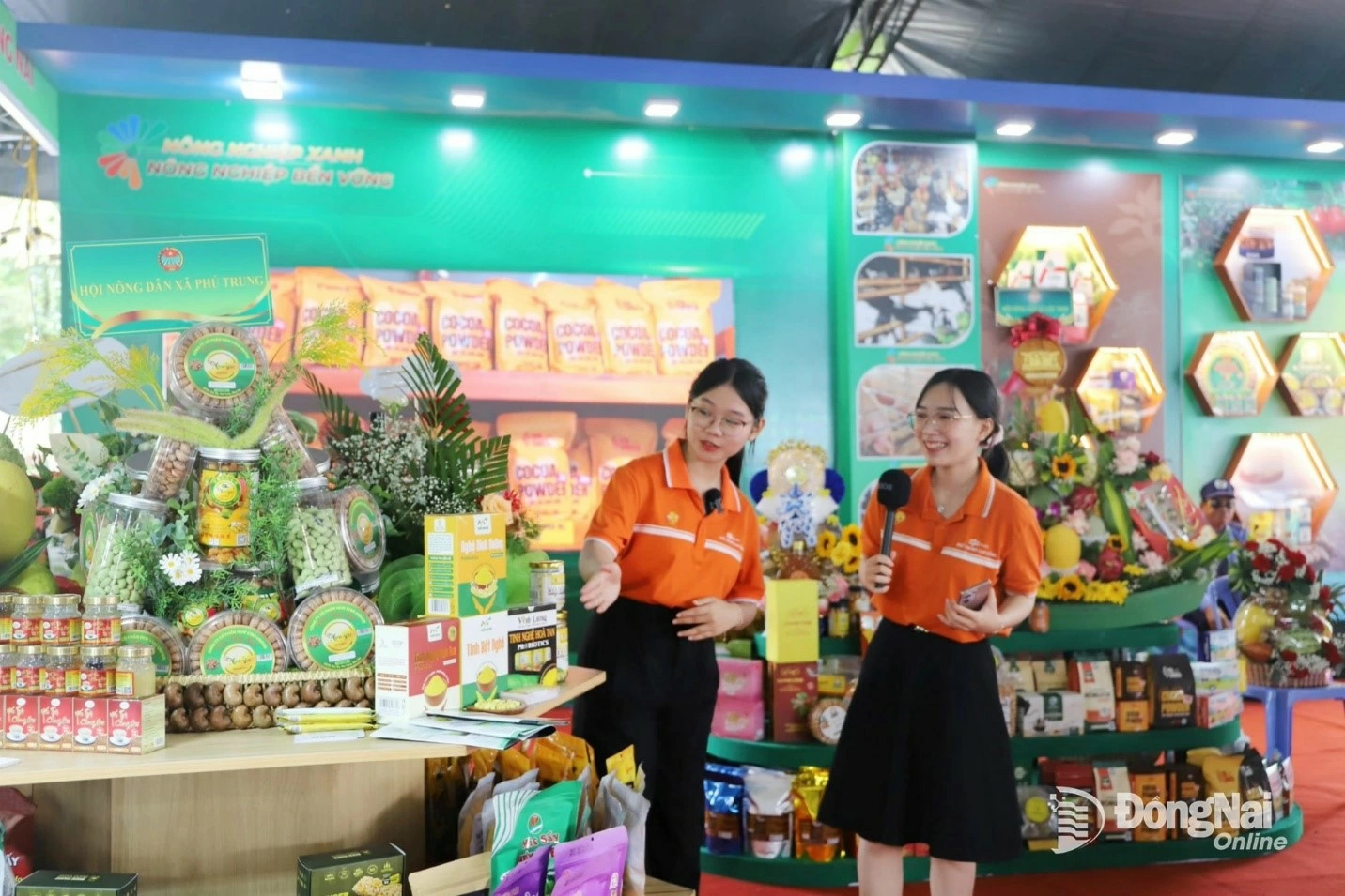 An exhibition booth showcasing Dong Nai’s OCOP and outstanding agricultural products at the 2025 Dong Nai Agricultural Achievement Exhibition, held from October 24 to 27. Photo: B. Nguyen
