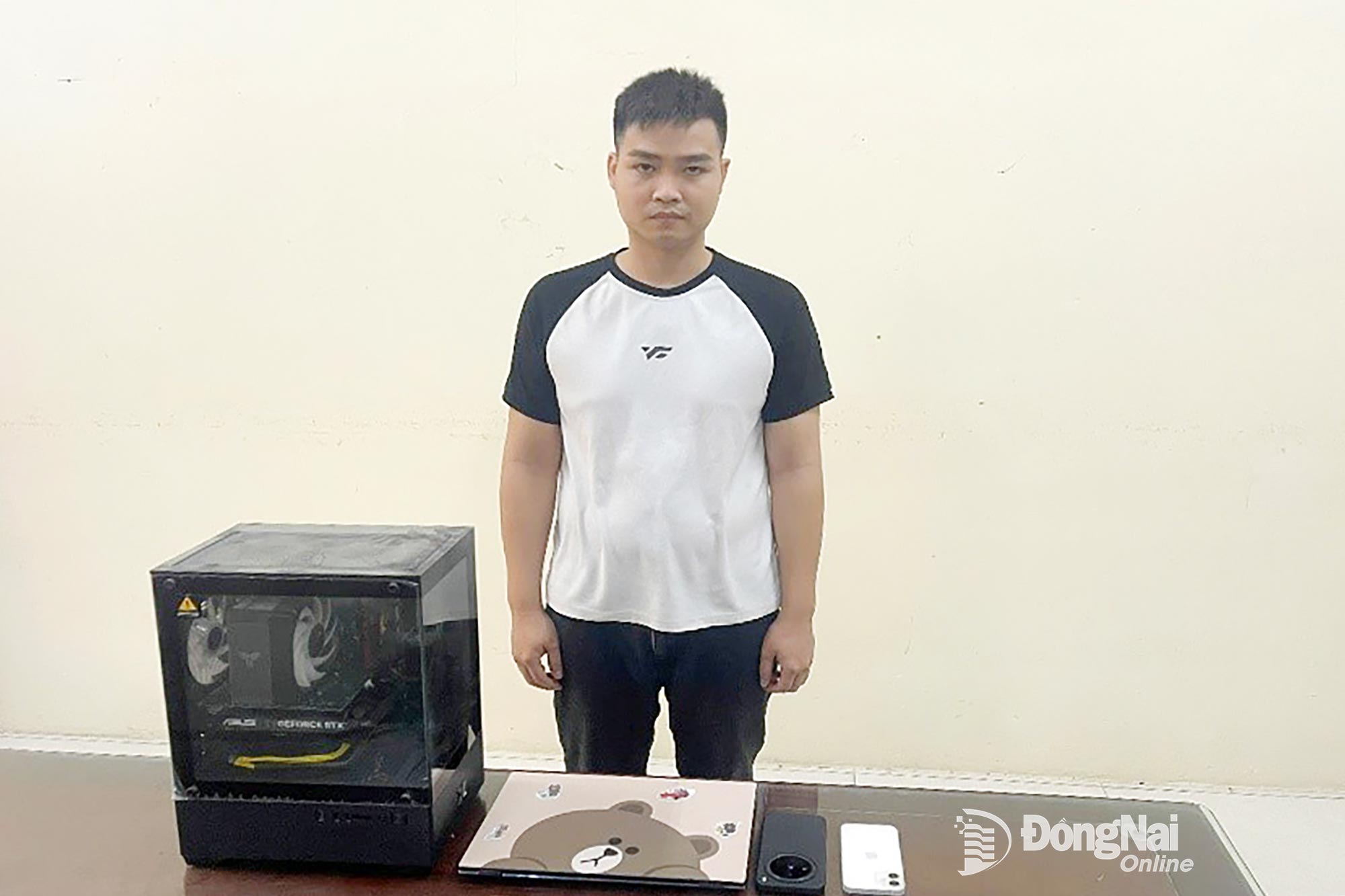 Nguyễn Phúc Tới bị bắt giữ cùng các thiết bị liên quan. Ảnh: Công an tỉnh
