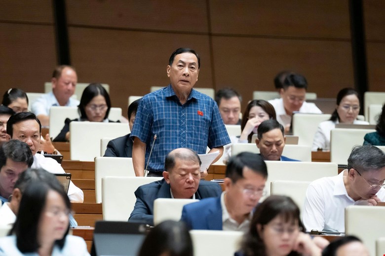 Đại biểu Phạm Văn Hoà – Đoàn ĐBQH tỉnh Đồng Tháp phát biểu