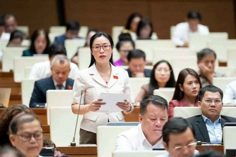 Đại biểu Trần Thị Thu Hằng – Đoàn ĐBQH tỉnh Lâm Đồng phát biểu tại hội trường