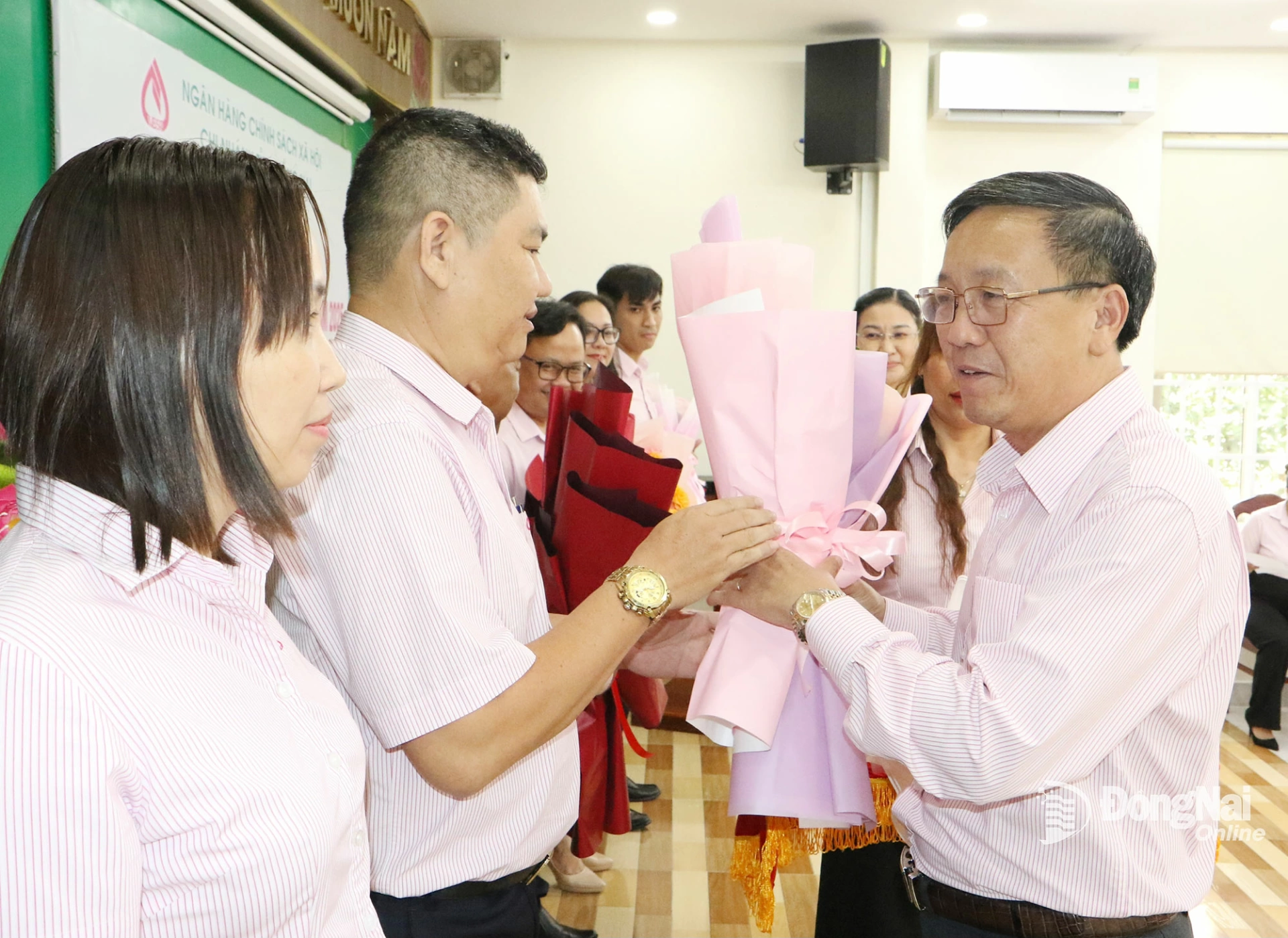 Truong Thanh Dung, Deputy Director of the VBSP branch in Dong Nai province, presents awards to collectives for their outstanding performance in implementing policy credit activities. Photo: Van Truyen