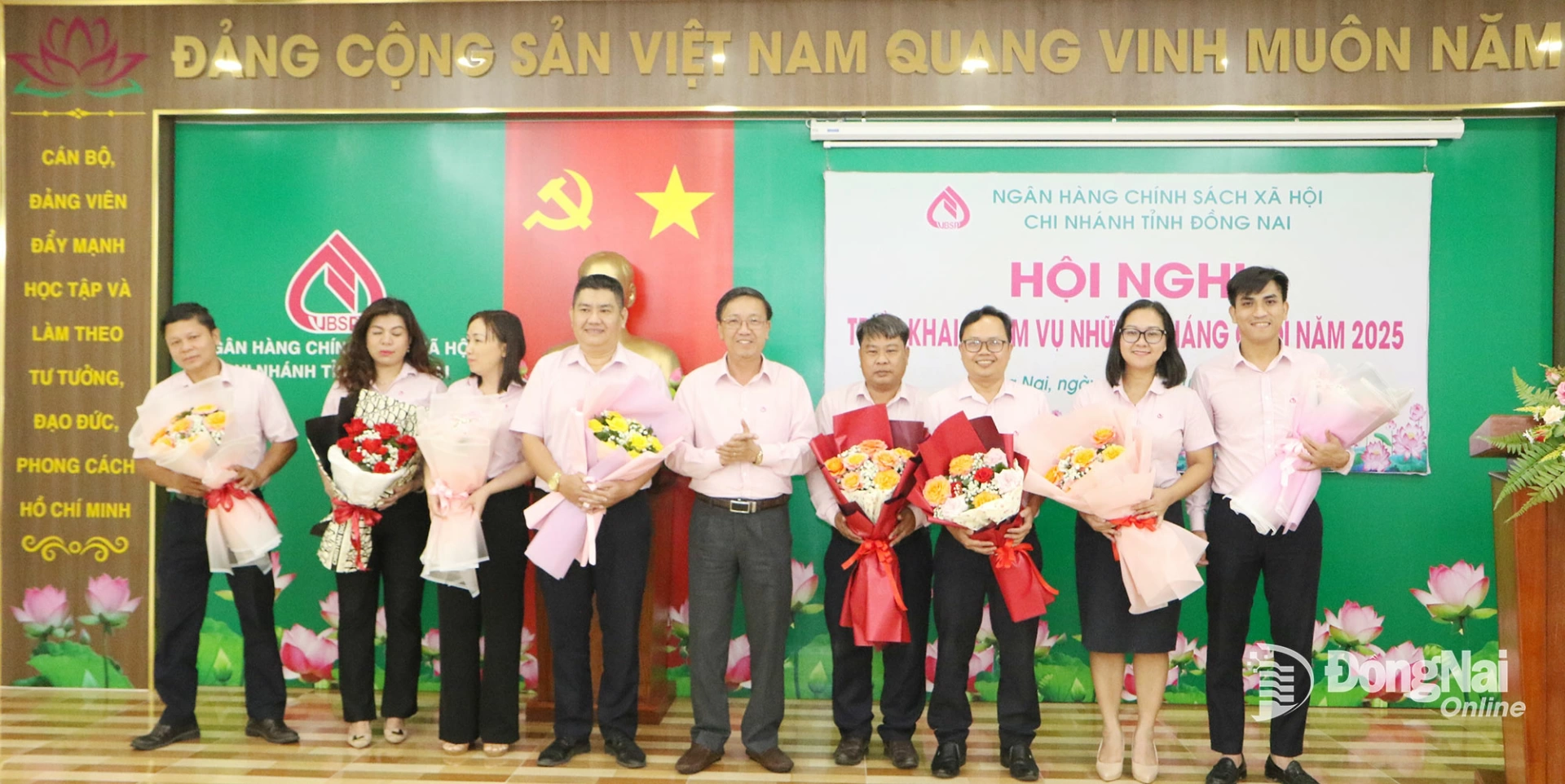 Truong Thanh Dung, Deputy Director of the VBSP branch in Dong Nai province, presents awards to collectives for their outstanding performance in implementing policy credit activities. Photo: Van Truyen