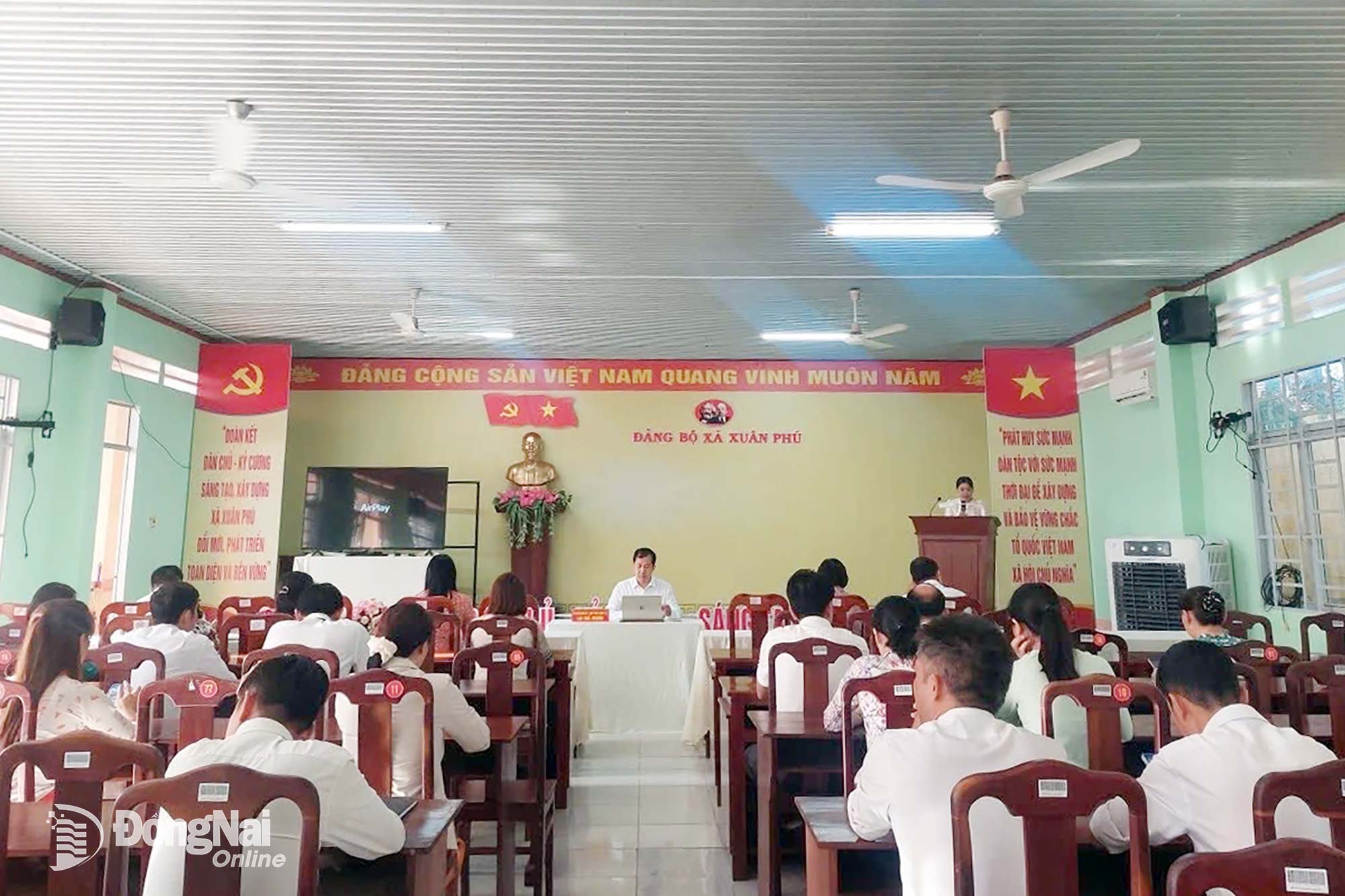 Cán bộ, đảng viên, công chức xã Xuân Phú sinh hoạt kể chuyện đạo đức Bác Hồ ngày 6-10-2025. Ảnh: ĐVCC