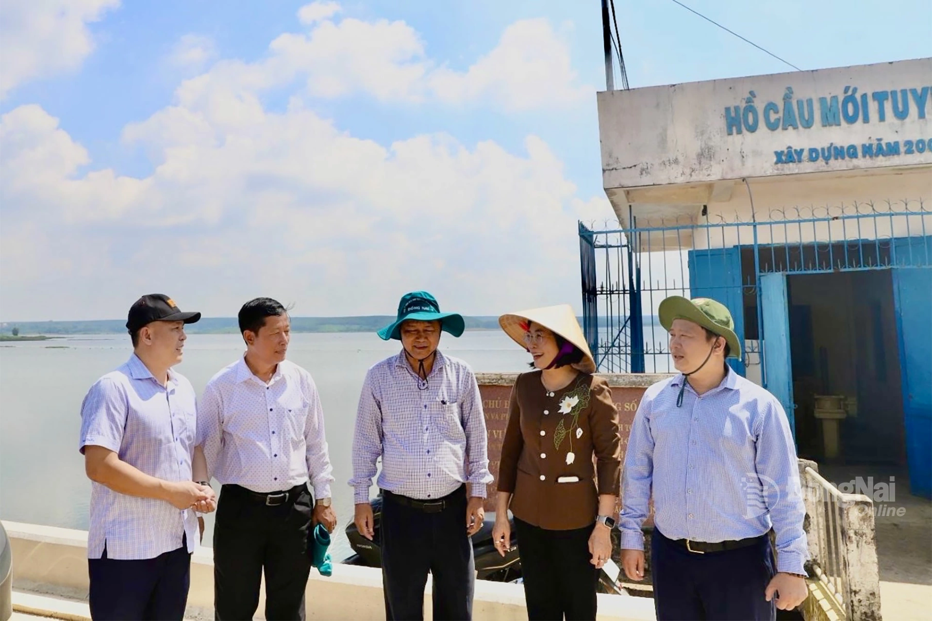 Provincial Party Committee member and Vice Chairwoman of Dong Nai Provincial Peoples Committee Nguyen Thi Hoang surveys the Cau Moi Lake Project line V (Xuan Duong commune). Photo: B. Nguyen