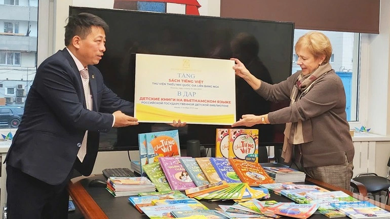 Ông Phạm Vĩnh Thái, Tổng Biên tập Nhà Xuất bản Giáo dục trao tặng Thư viện nhiều đầu sách thiếu nhi và sách dạy tiếng Việt.
