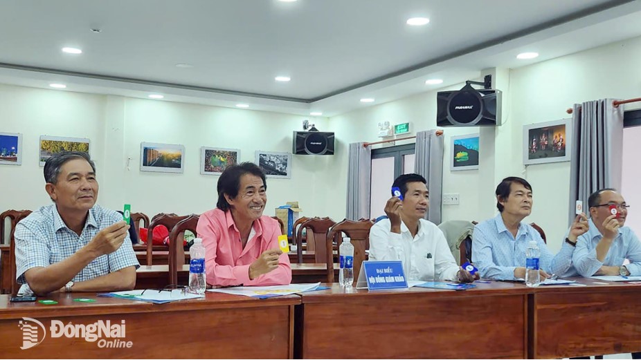 Jury members of the contest Female workers and civil servants in Dong Nai - Beauty in labor evaluate the entries. Photo: Viet Cuong