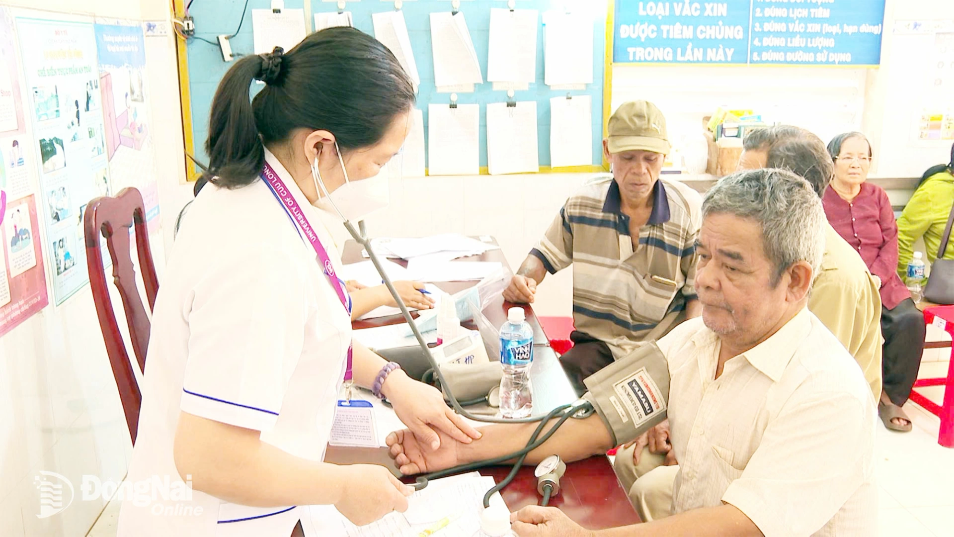 Bác sĩ Bùi Thị Thu Liễu chăm sóc sức khỏe cho người dân tại Trạm Y tế Hưng Phước.