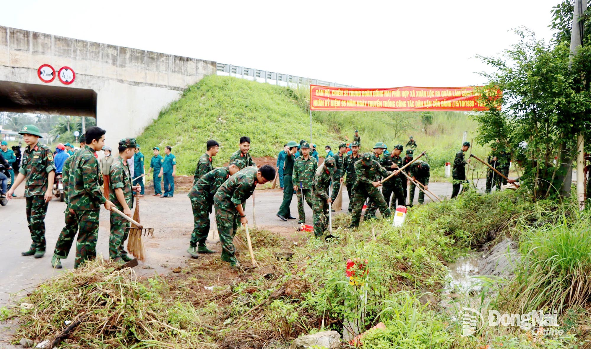 Officers and soldiers of the armed forces take part in mass mobilization activities in Xuan Loc Commune. Photo: Nhu Trang