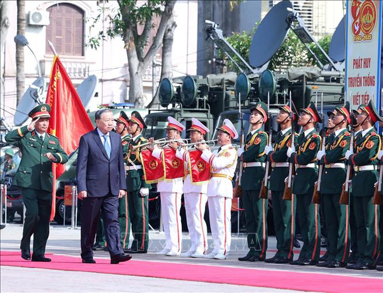 Tổng Bí thư Tô Lâm duyệt đội danh dự Quân khu 4 - Ảnh: TTXVN