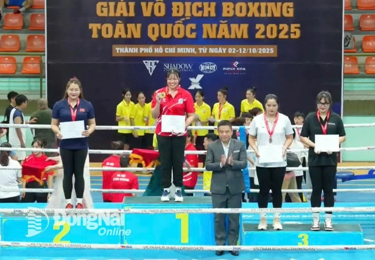 Athlete Nguyen Thi Nhu Quynh (white shirt, Dong Nai) wins a bronze medal in the 81kg womens category for athletes aged 19-40 years old. Photo: Courtesy of the organizer