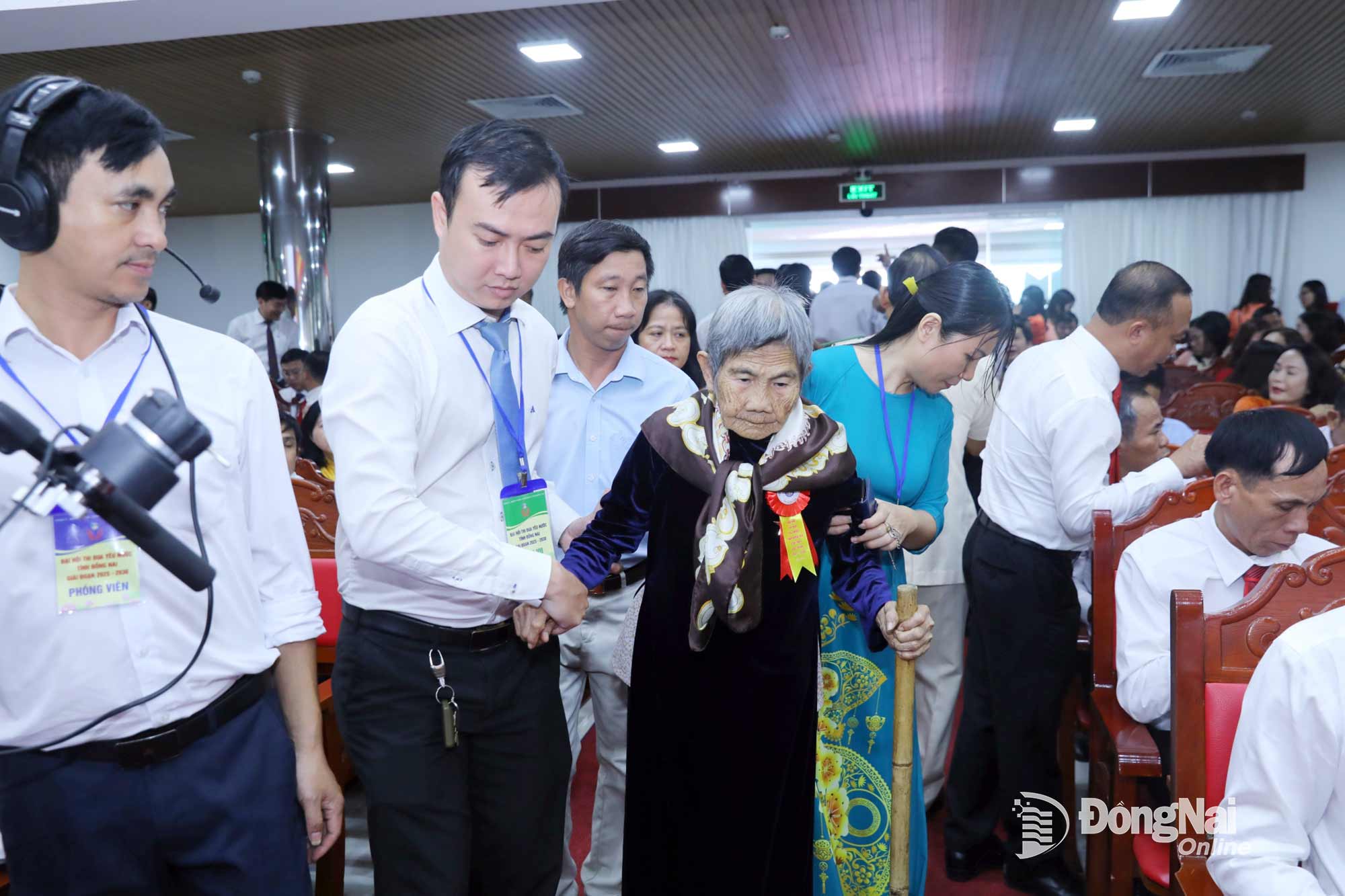 The Organizing Board of the congress welcomes Vietnamese Heroic Mother. Photo: Huy Anh