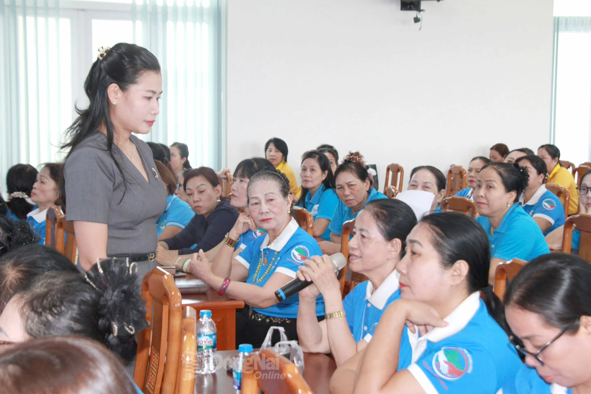 Representatives of officials, members, and women discuss with the rapporteur about waste sorting at the source. Photo: Nga Son