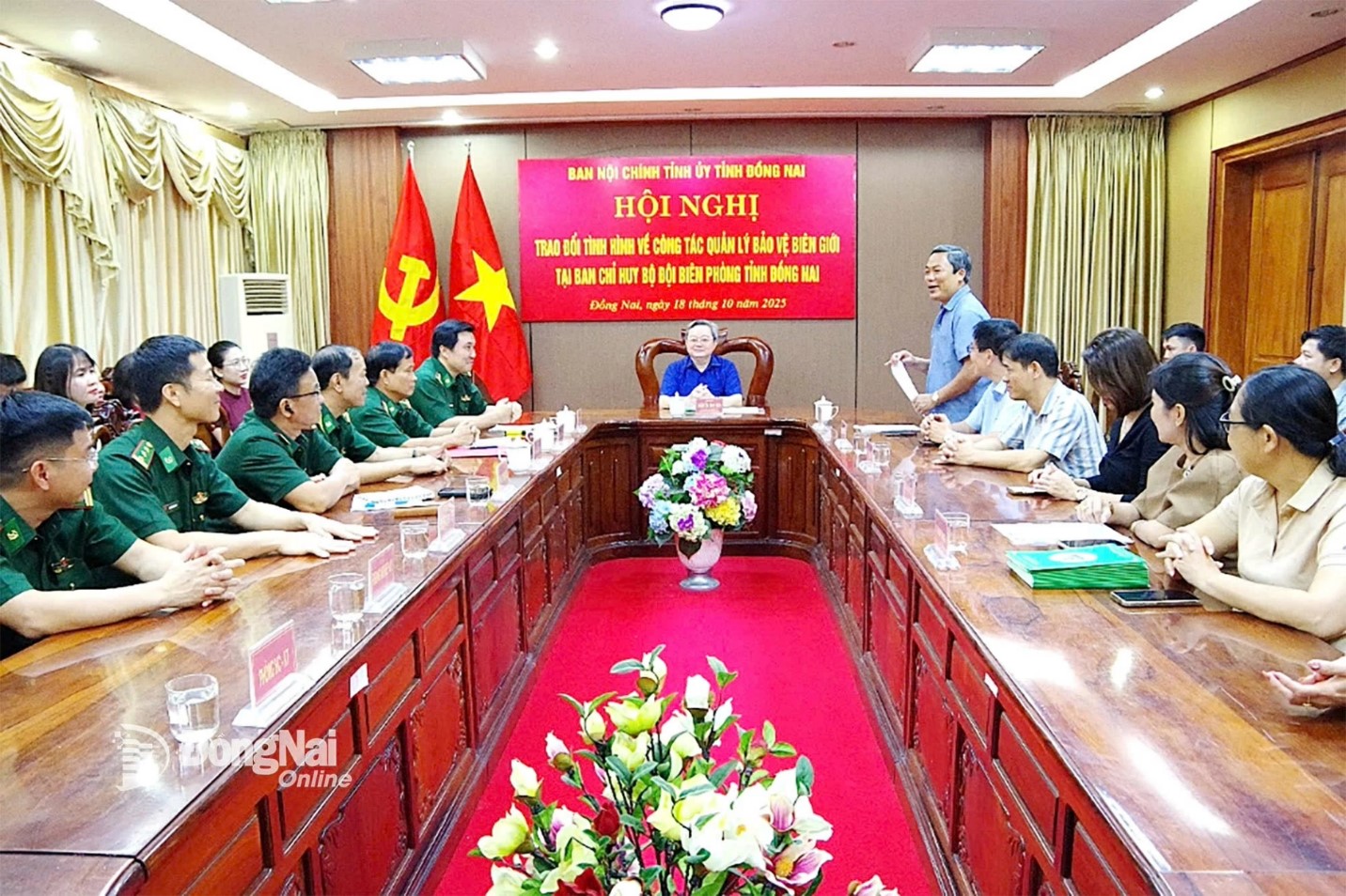 Delegation from the Dong Nai Provincial Party Committees Internal Affairs Commission works with the Provincial Border Guard Command. Photo: Xuan Kiet
