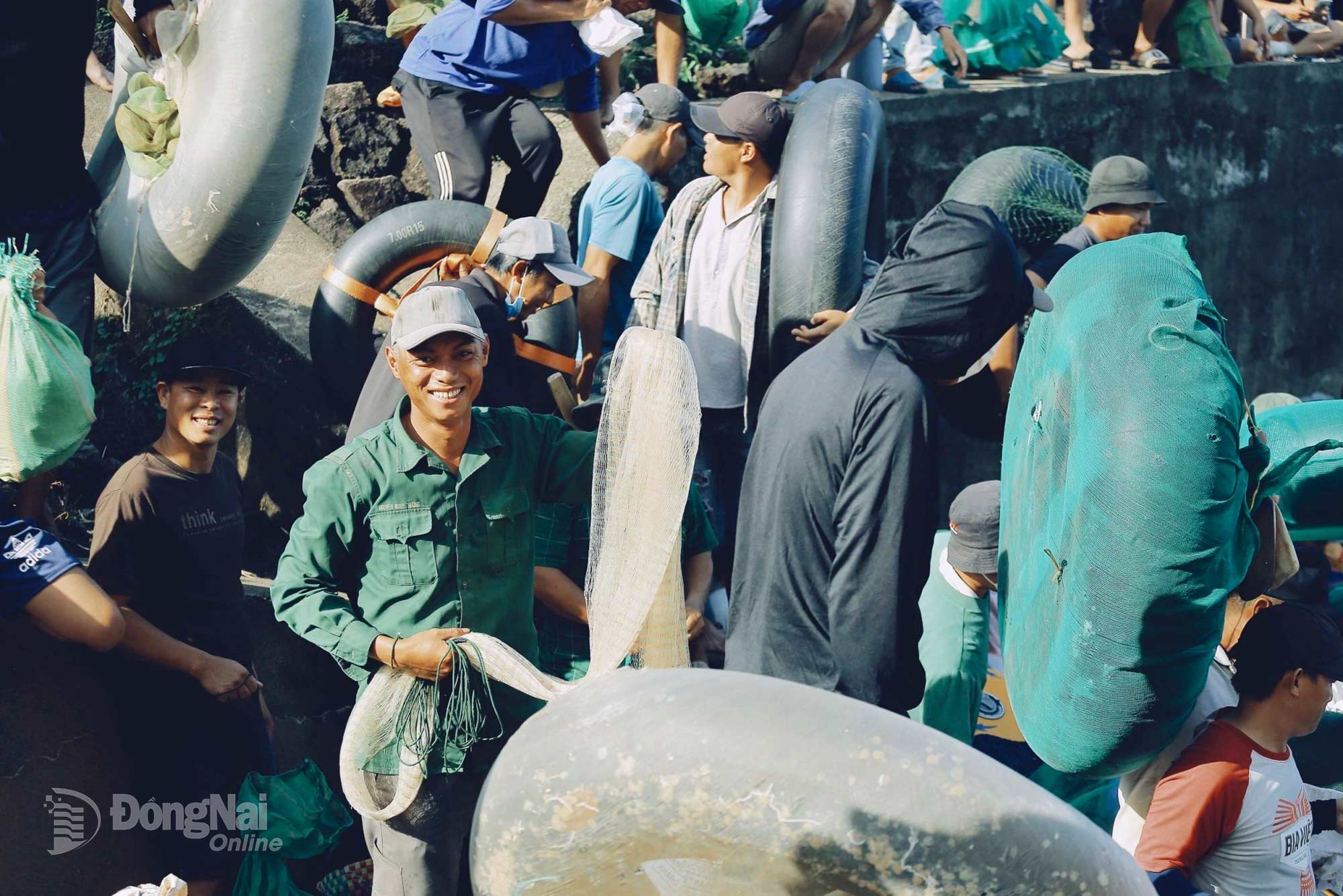 Residents enthusiastically prepare to set up their nets. Photo: Thuy Tien