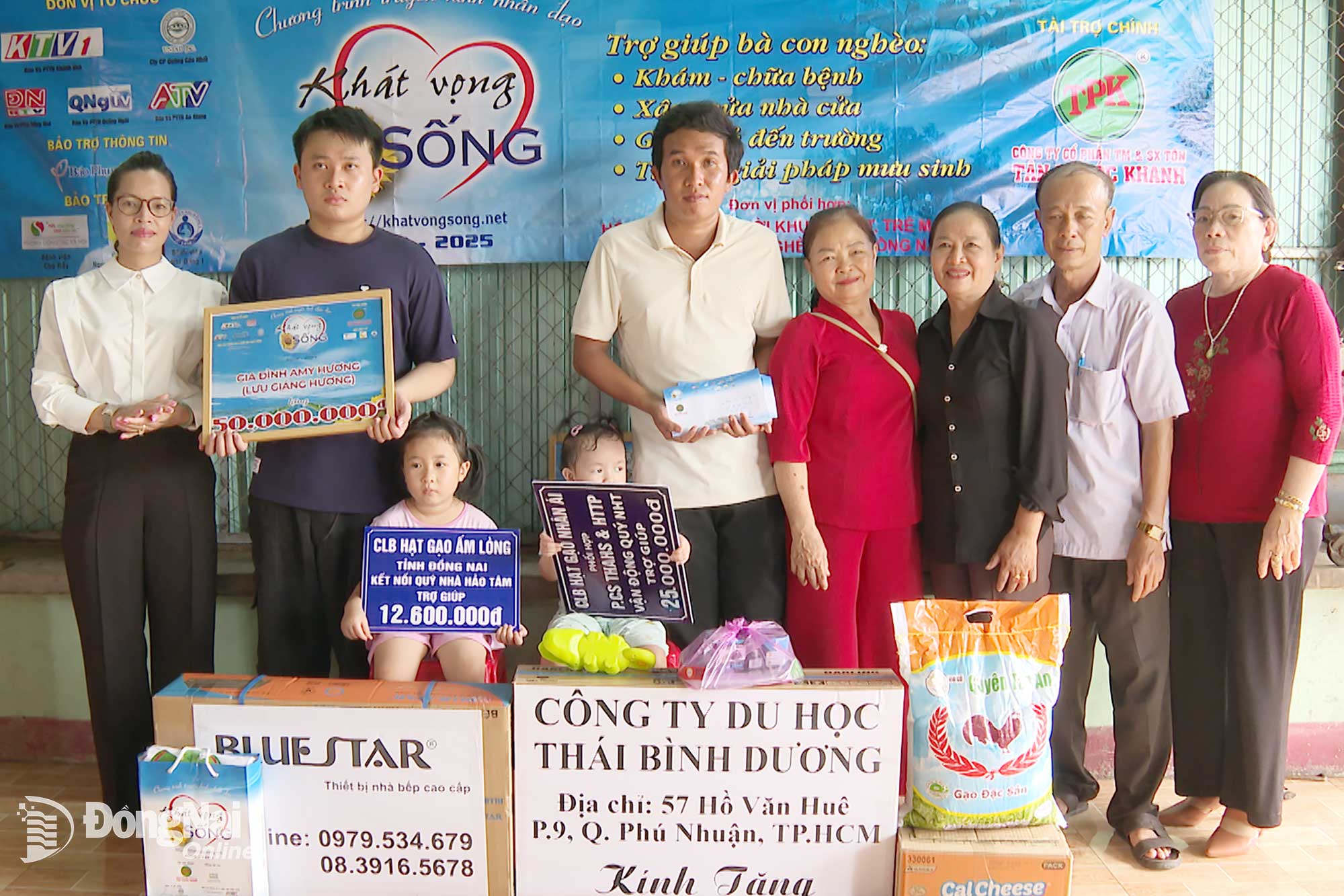 Đại diện lãnh đạo phường Bình Phước và đại diện khu phố Bình Thiện trao hỗ trợ gia đình anh Đạt. Ảnh: Phú Quý

