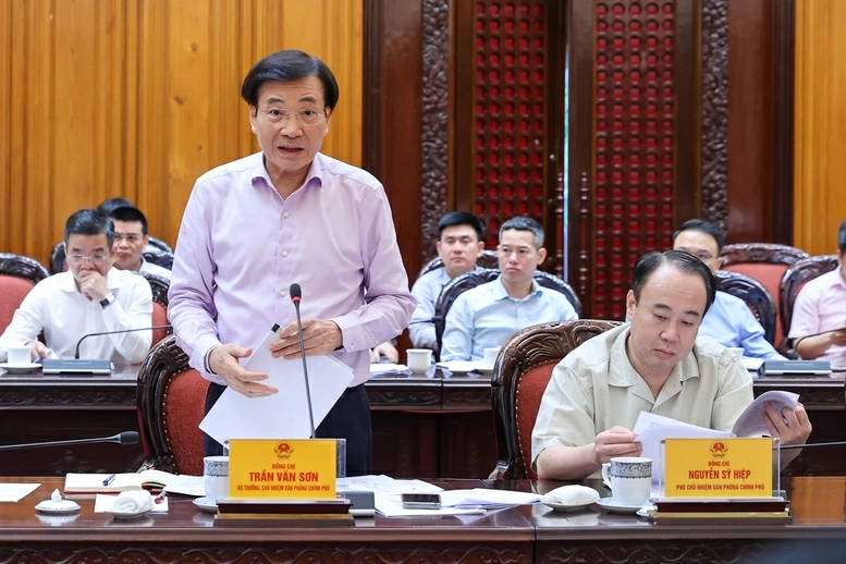 Bộ trưởng, Chủ nhiệm VPCP Trần Văn Sơn báo cáo tại cuộc họp - Ảnh: VGP/Nhật Bắc