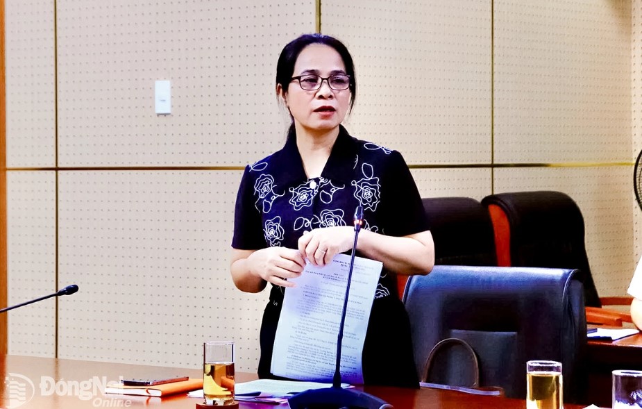 Director of Dong Nai Provincial Department of Health Do Thi Nguyen discussed at the working session on the afternoon of October 22. Photo: Bich Nhan