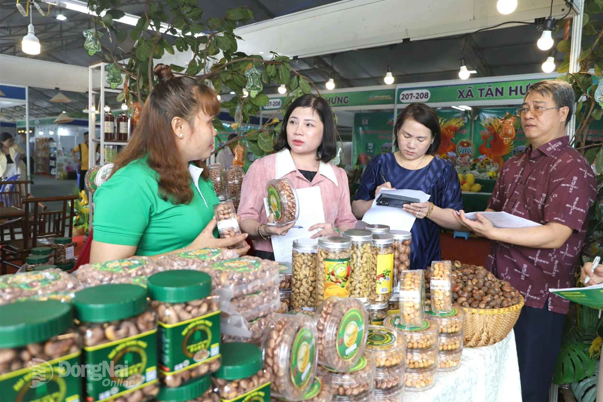 The judges score the Beautiful Booth Contest at the display featuring cashew nuts, one of Dong Nai Province’s key agricultural products. Photo: B. Nguyen	