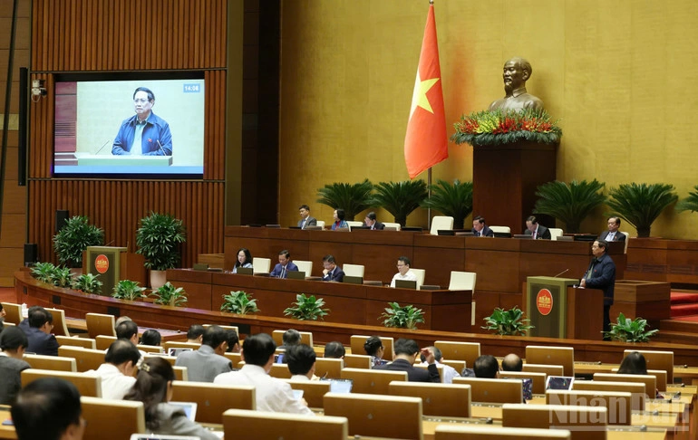 Thủ tướng Chính phủ Phạm Minh Chính phát biểu làm rõ thêm một số nội dung đại biểu Quốc hội quan tâm tại phiên thảo luận. (Ảnh: THỦY NGUYÊN)