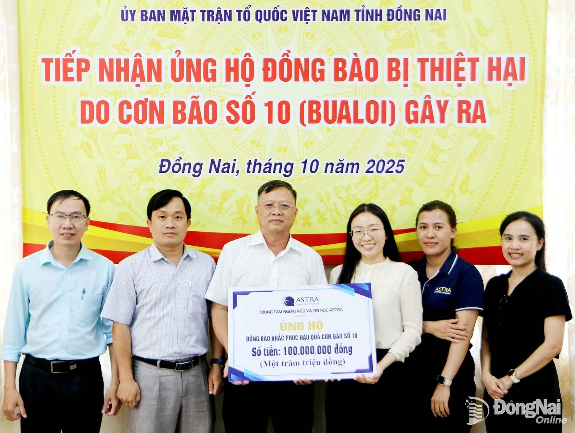 Vice Chairman of the Dong Nai VFF, Nguyen Tan Phu, receives a symbolic donation from the ASTRA Center for Foreign Languages & IT to support residents affected by natural disasters. Photo: Van Truyen	