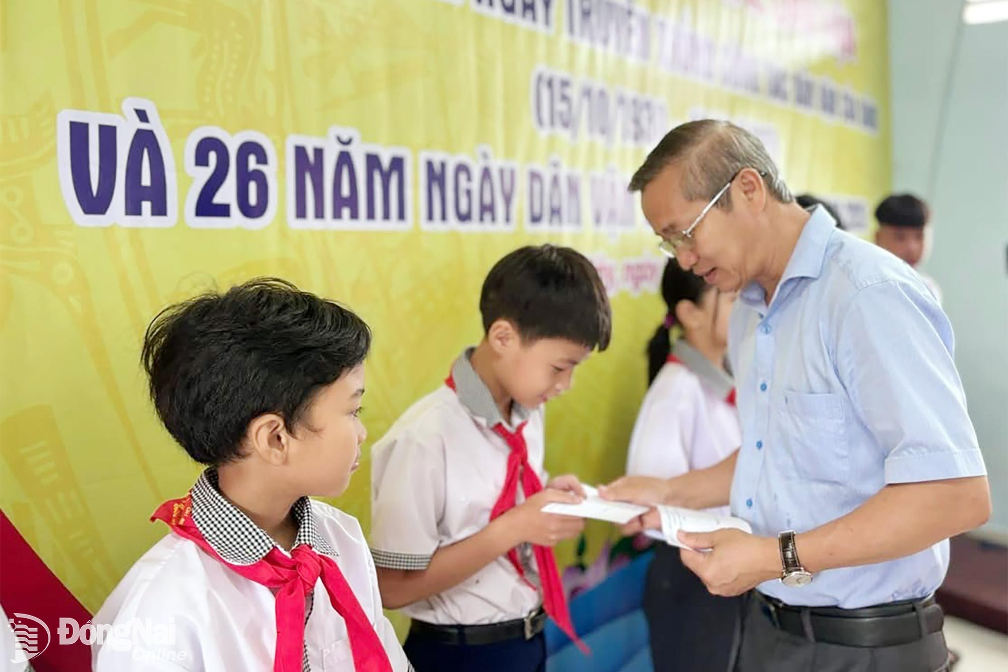 Cao Tien Sy, Member of the Provincial Party Committee, Secretary of the Party Committee, and Chairman of the People’s Council of Dau Giay Commune, presents gifts to disadvantaged students in the commune. Photo: Duc Tien