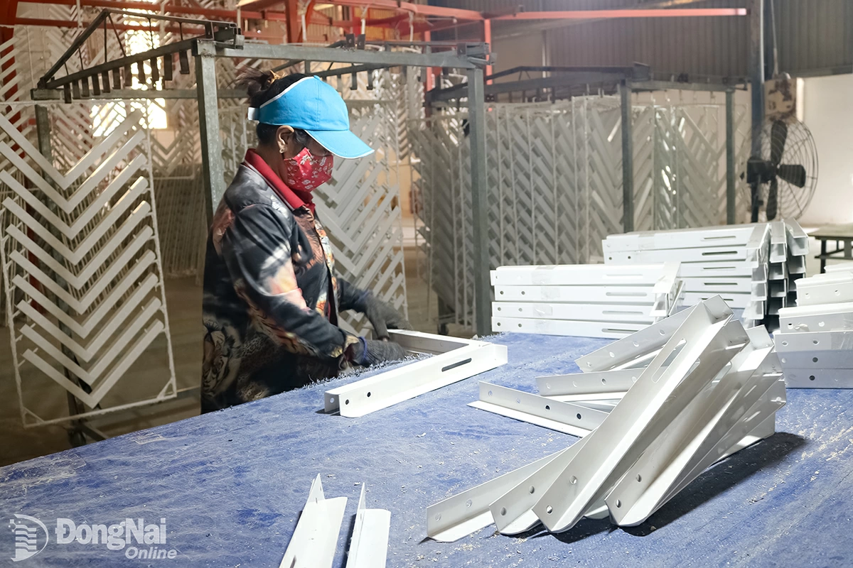 Công nghiệp chế biến, chế tạo vẫn là động lực dẫn dắt tăng trưởng kinh tế. Trong ảnh: Sản xuất tại một doanh nghiệp ở phường Hố Nai, tỉnh Đồng Nai. Ảnh: Vương Thế