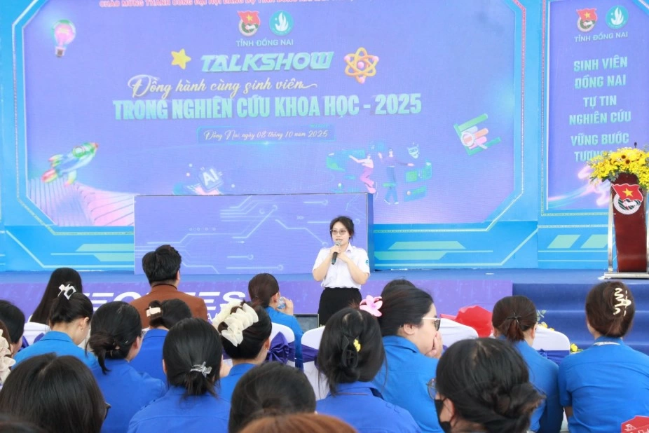Student representatives attending the program share their experiences and lessons from the 2024 Scientific Research Camp for Students and Young Lecturers. Photo: Nga Son