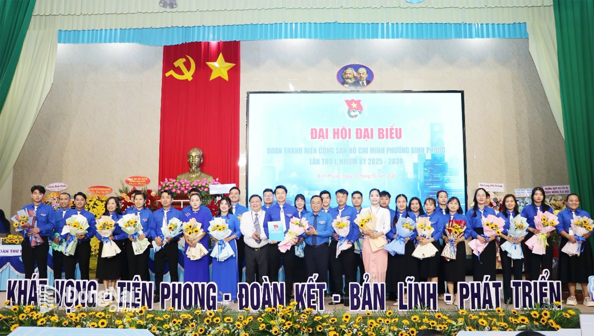 Ban Chấp hành Đoàn phường Bình Phước nhiệm kỳ 2025-2030 ra mắt tại đại hội. Ảnh: Nhã Trâm - Thổ Tín
