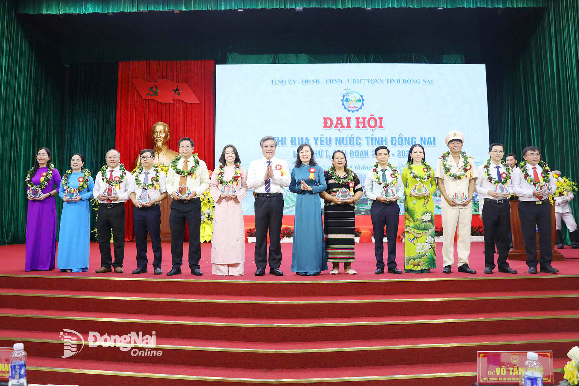 Comrade Huynh Thi Hang, Deputy Secretary of the Provincial Party Committee, Chairwoman of the Vietnam Fatherland Front Committee of Dong Nai province, and Member of the Provincial Party Standing Committee, Secretary of the Party Committee, Chairman of the Long Thanh Commune Peoples Council Duong Minh Dung present commemorative medals to typical advanced individuals in patriotic emulation movements, 2020-2025 period. Photo: Huy Anh