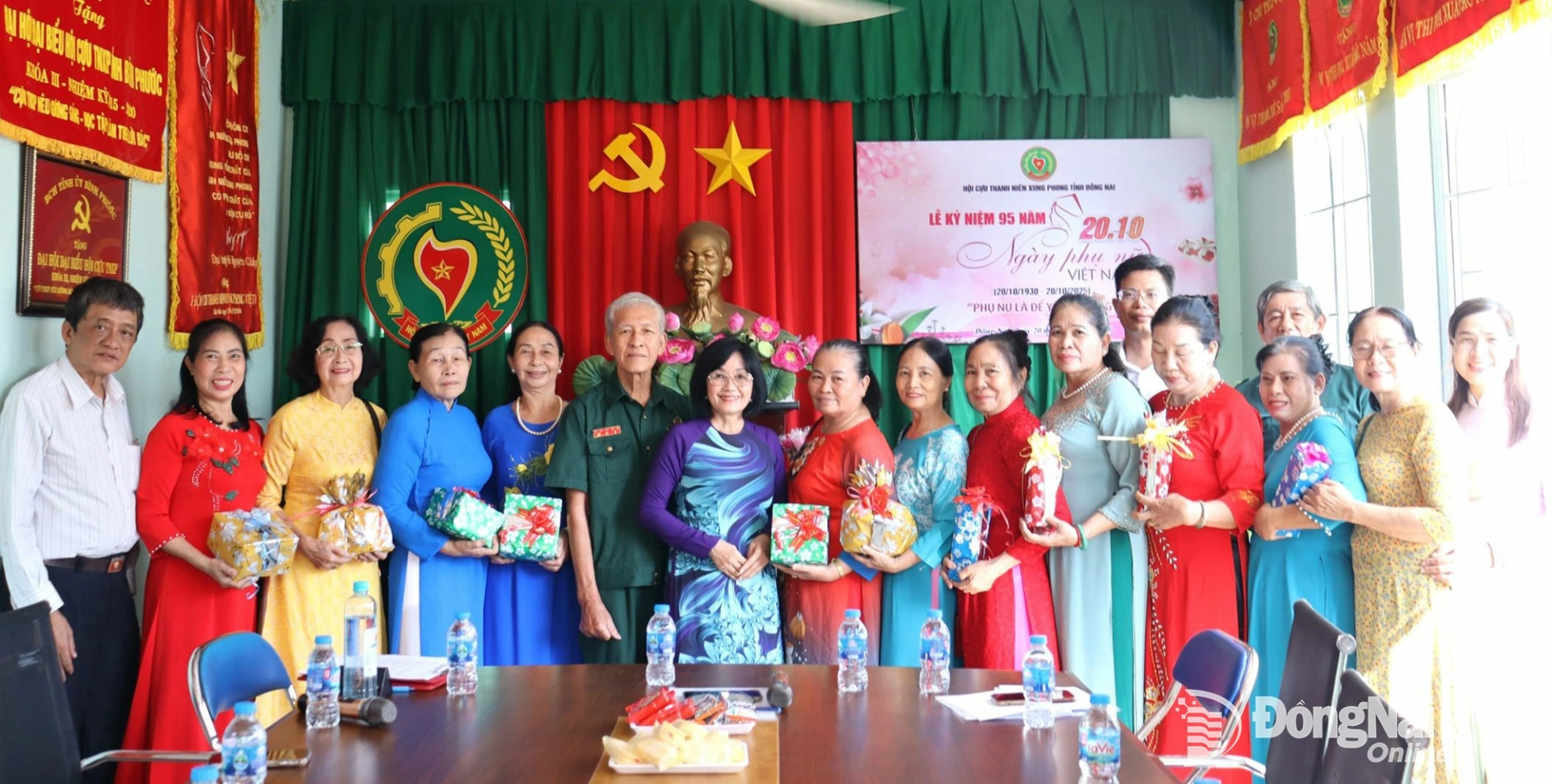 Chủ tịch Hội Cựu thanh niên xung phong tỉnh Đồng Nai Phan Thanh Hạ tặng quà chúc mừng nữ cựu thanh niên xung phong trong Ban chấp hành của các hội cơ sở trong tỉnh. Ảnh: Nguyệt Hà