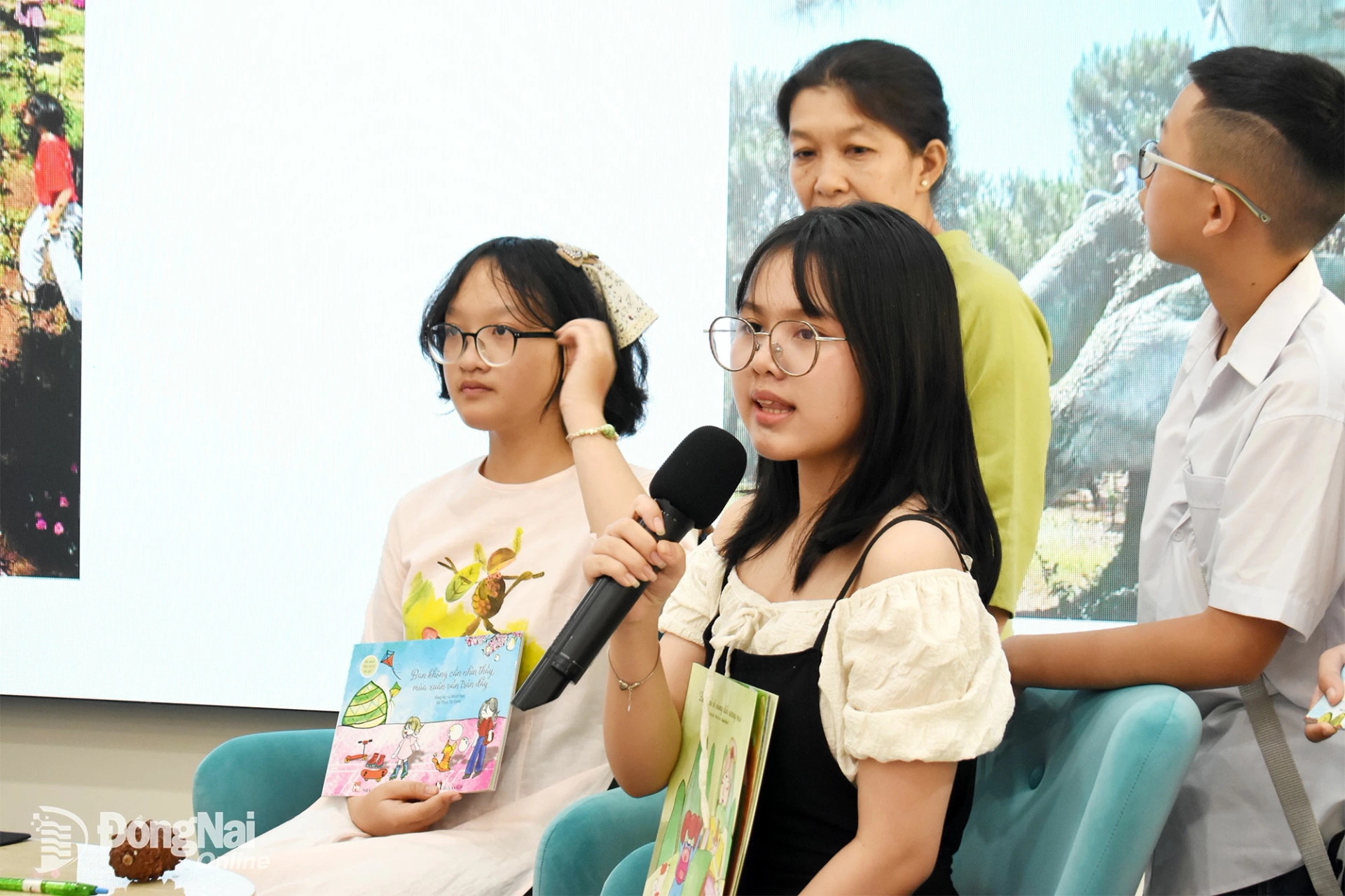 Tác giả Như Ý nói về sách Đám trẻ ở vùng đất sương mù tại sự kiện giao lưu ra mắt sách ở Nhà xuất bản Phụ nữ tháng 7-2025. Ảnh: NVCC