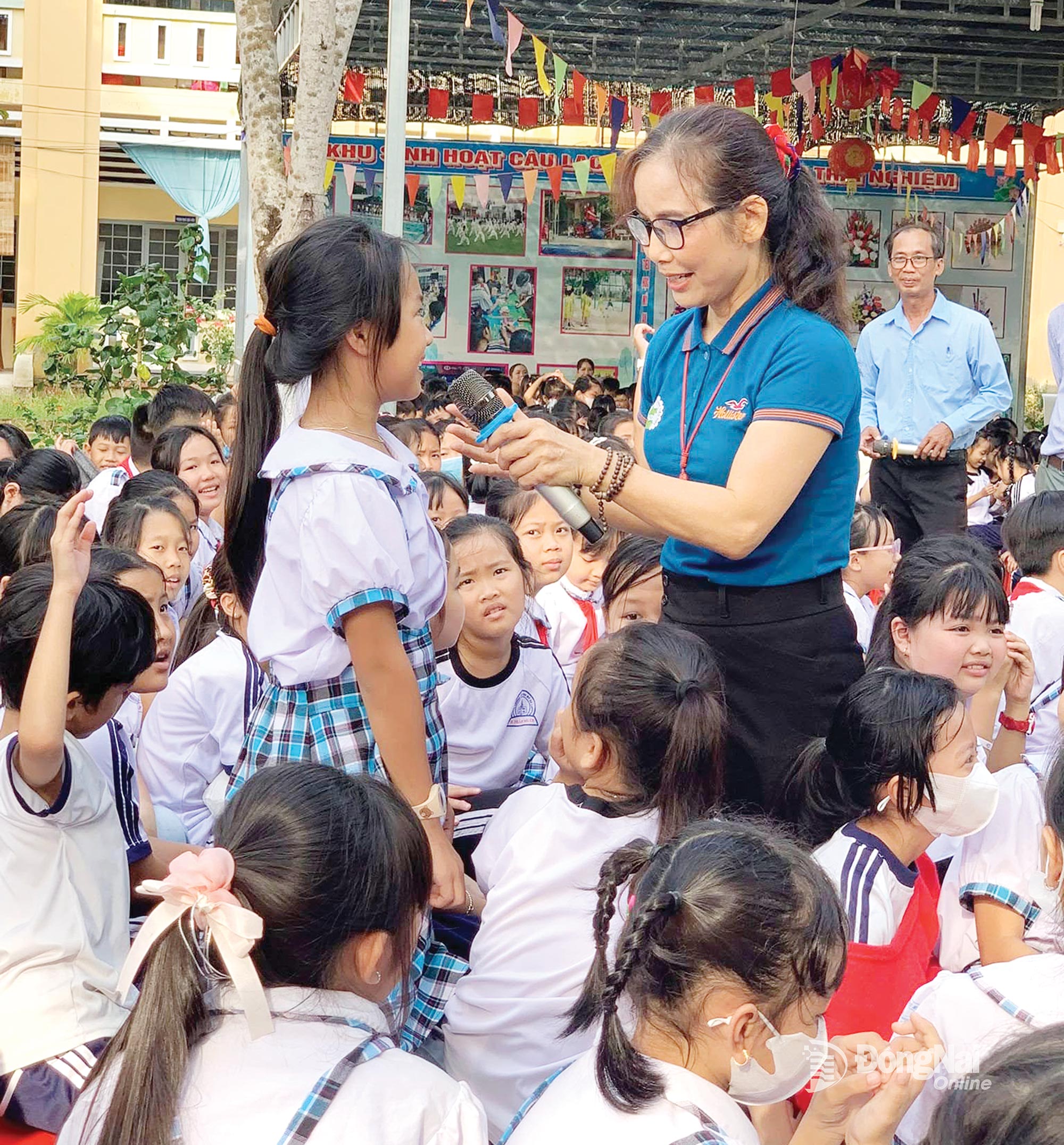 Cô Hoàng Thị Thu Hiền trong một chương trình thuộc Dự án Sách hay cho học sinh tiểu học.